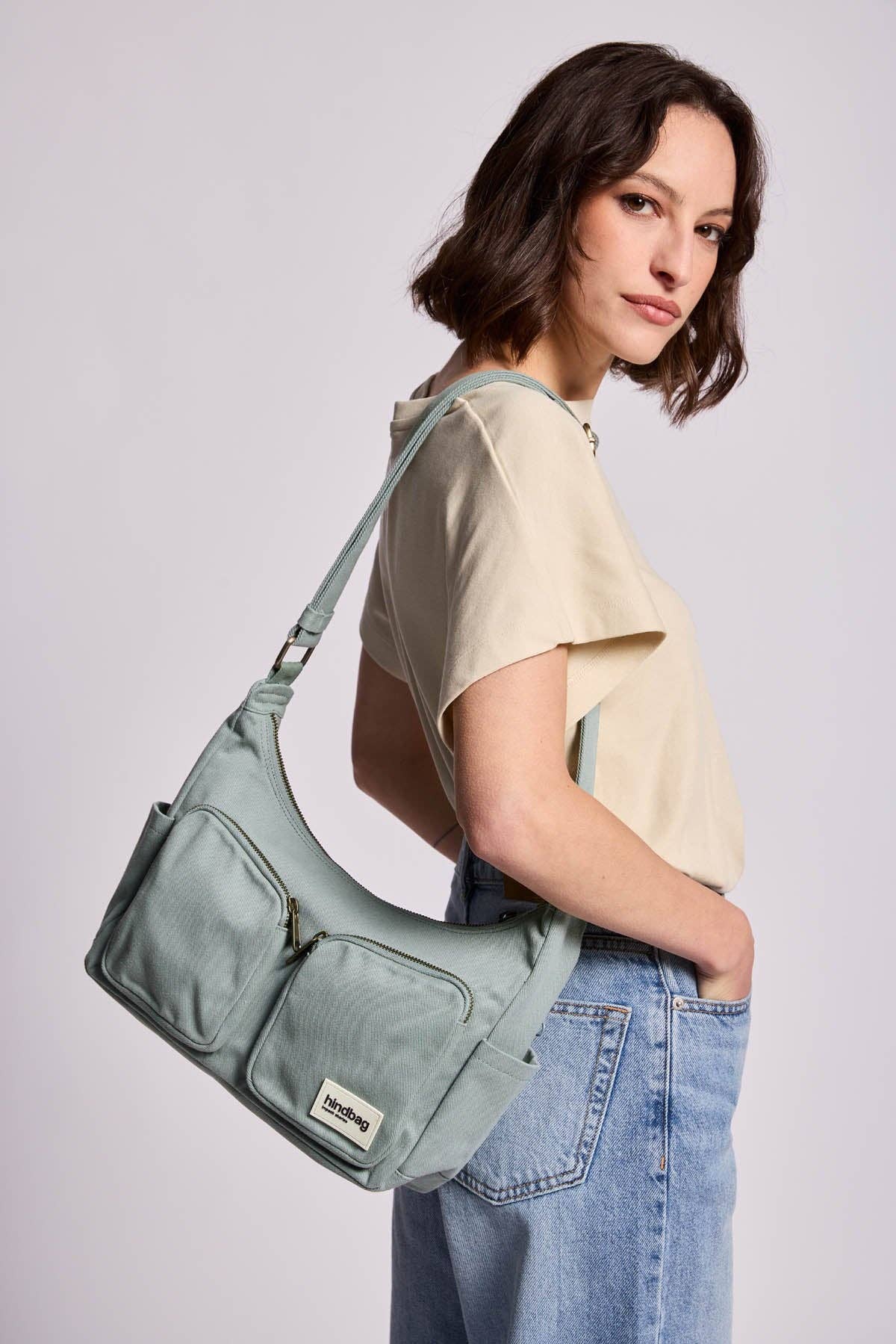 Mehrfachtaschen-Tasche Emile Salbei – Frontansicht, salbeigrünes Design
