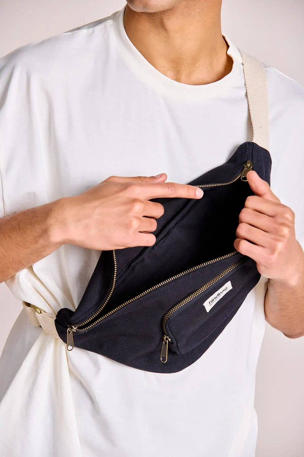 Sofia Gürteltasche Schwarz – Detailansicht Material und Nähte