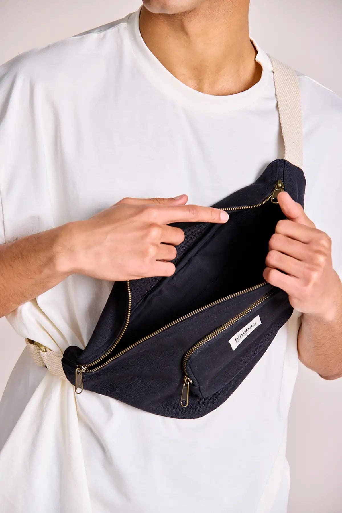 Sofia Gürteltasche Schwarz – Detailansicht Material und Nähte