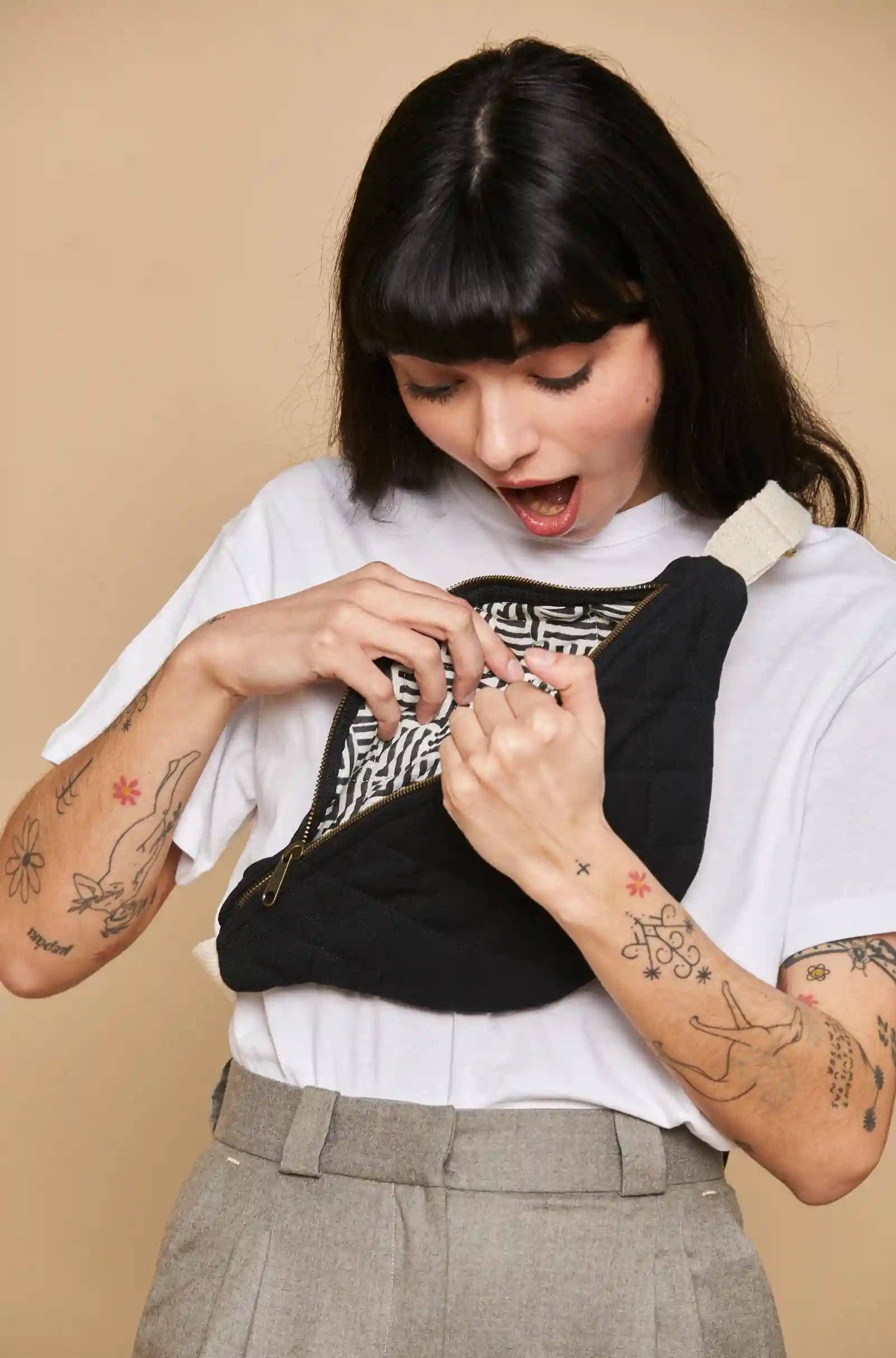 Gesteppte Gürteltasche Olivia Schwarz – Seitenansicht, kompaktes Design