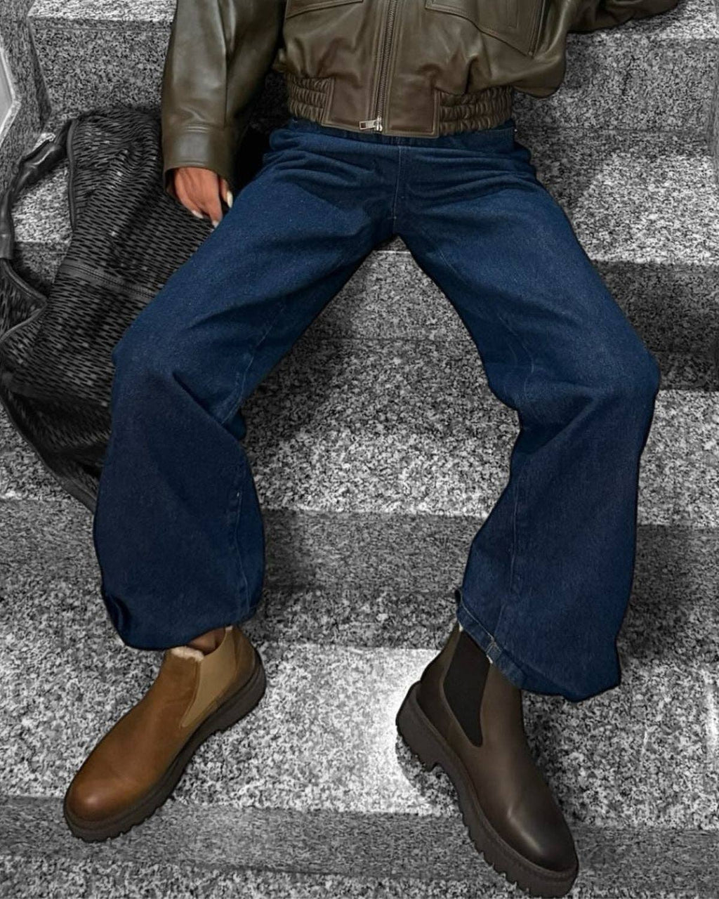 MODENA Chelsea Boots in zwei Brauntönen, getragen zu dunkelblauer Jeans auf einer Steintreppe