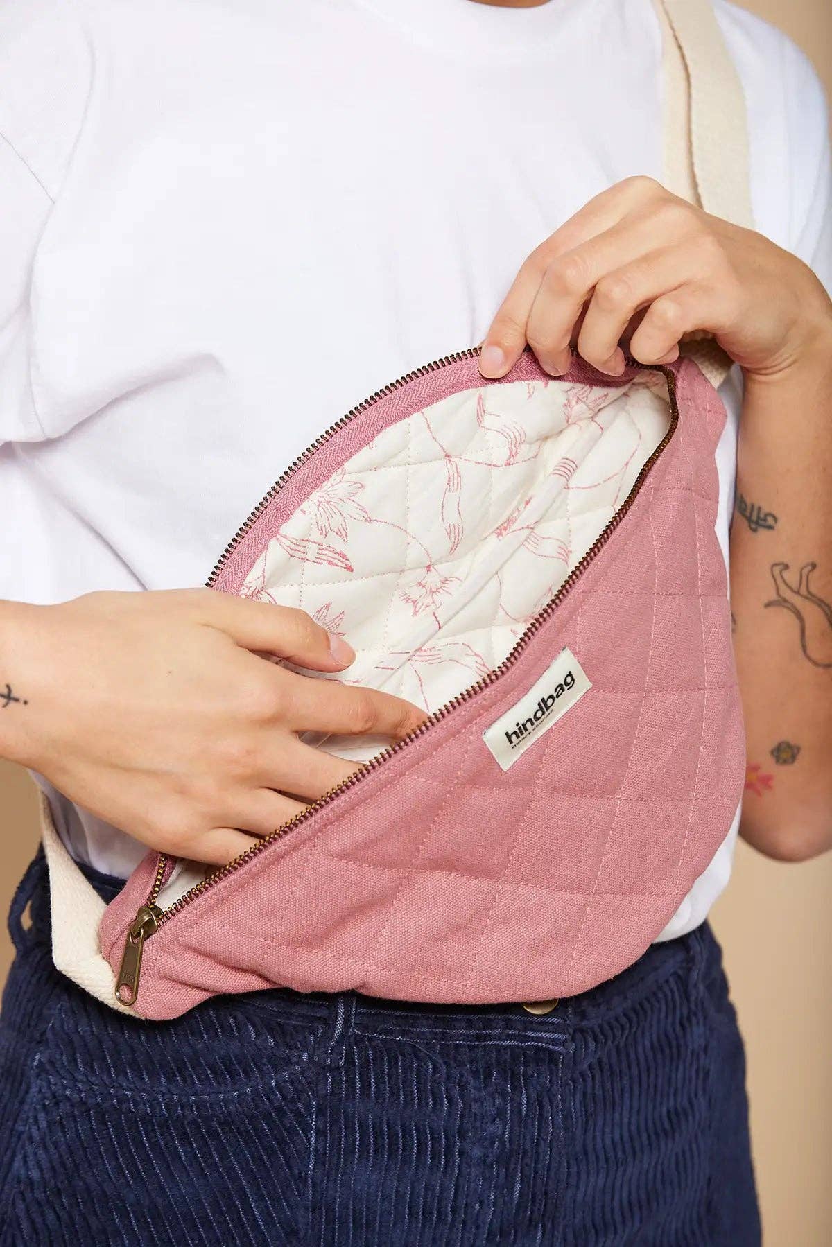 Olivia gesteppte Bauchtasche in Blush – Lifestyle-Ansicht, VomKaff