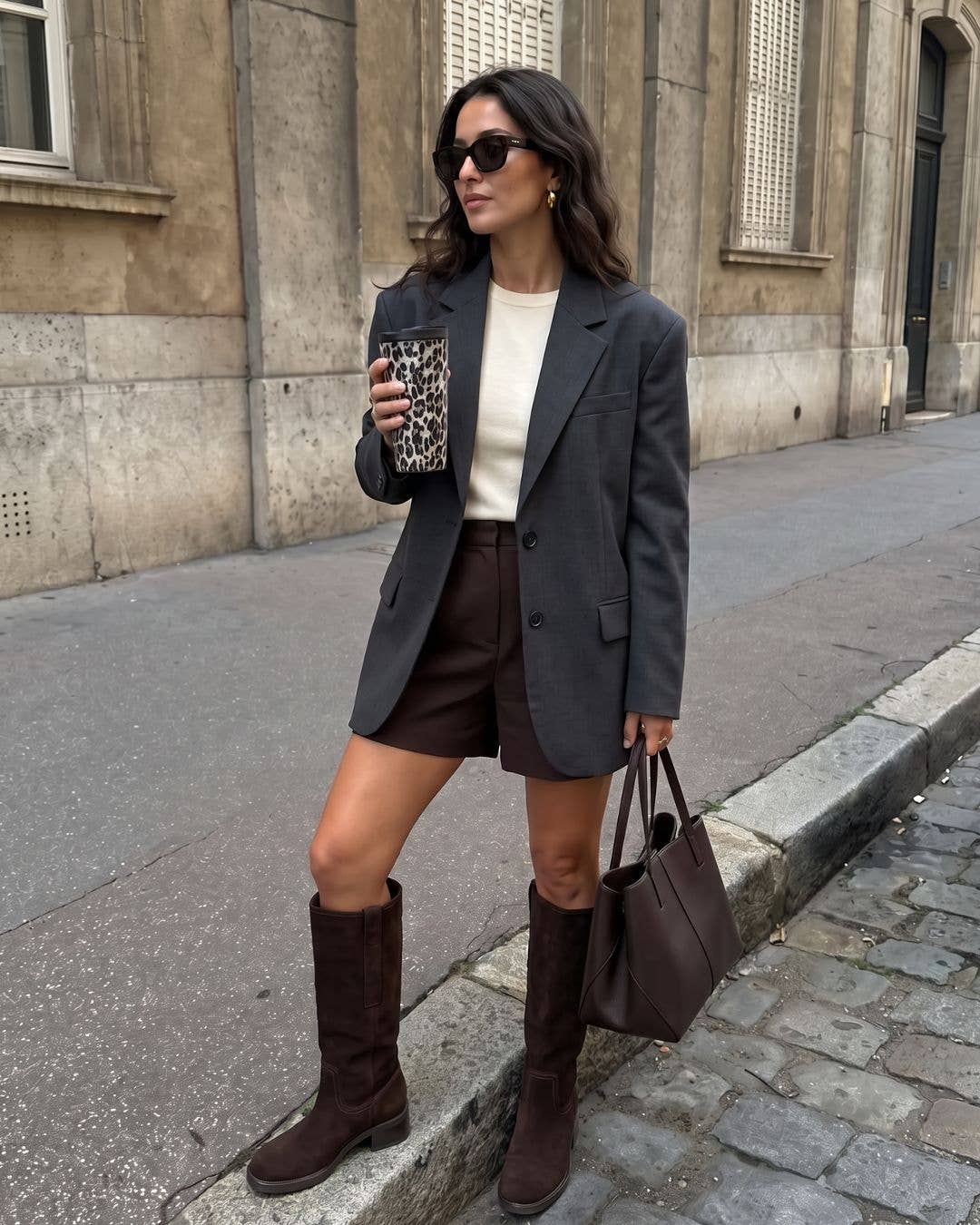 Dunkelbraune FRANCISCA Stiefel kombiniert mit braunen Shorts und dunklem Oversize-Blazer