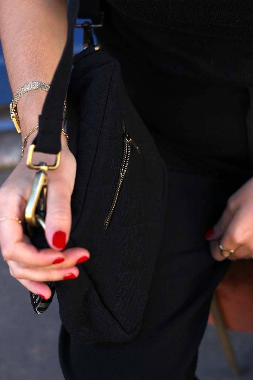 Schwarze gesteppte Margault-Tasche – Rückenansicht mit Schulterriemen