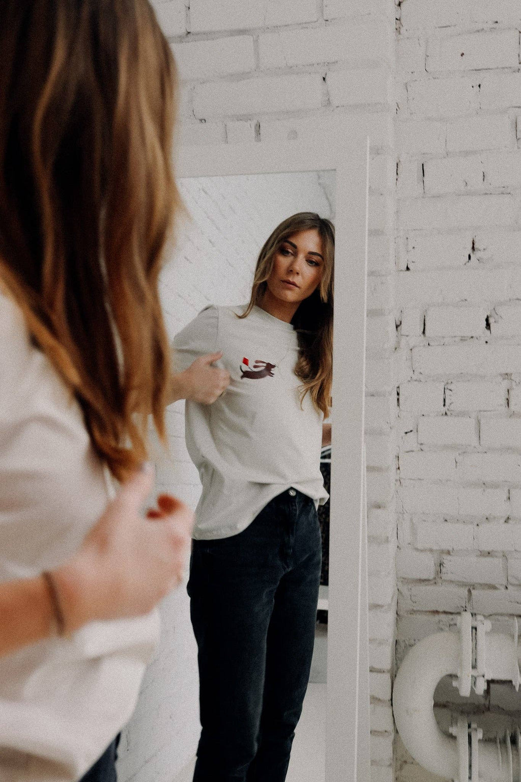 Lifestyle-Foto Dackel T-Shirt Creme – VomKaff