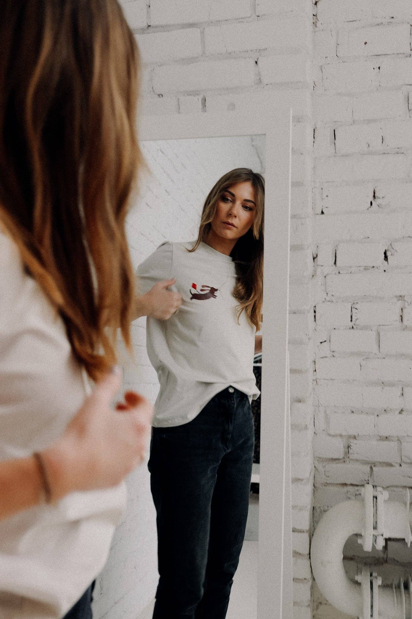 Lifestyle-Foto Dackel T-Shirt Creme – VomKaff