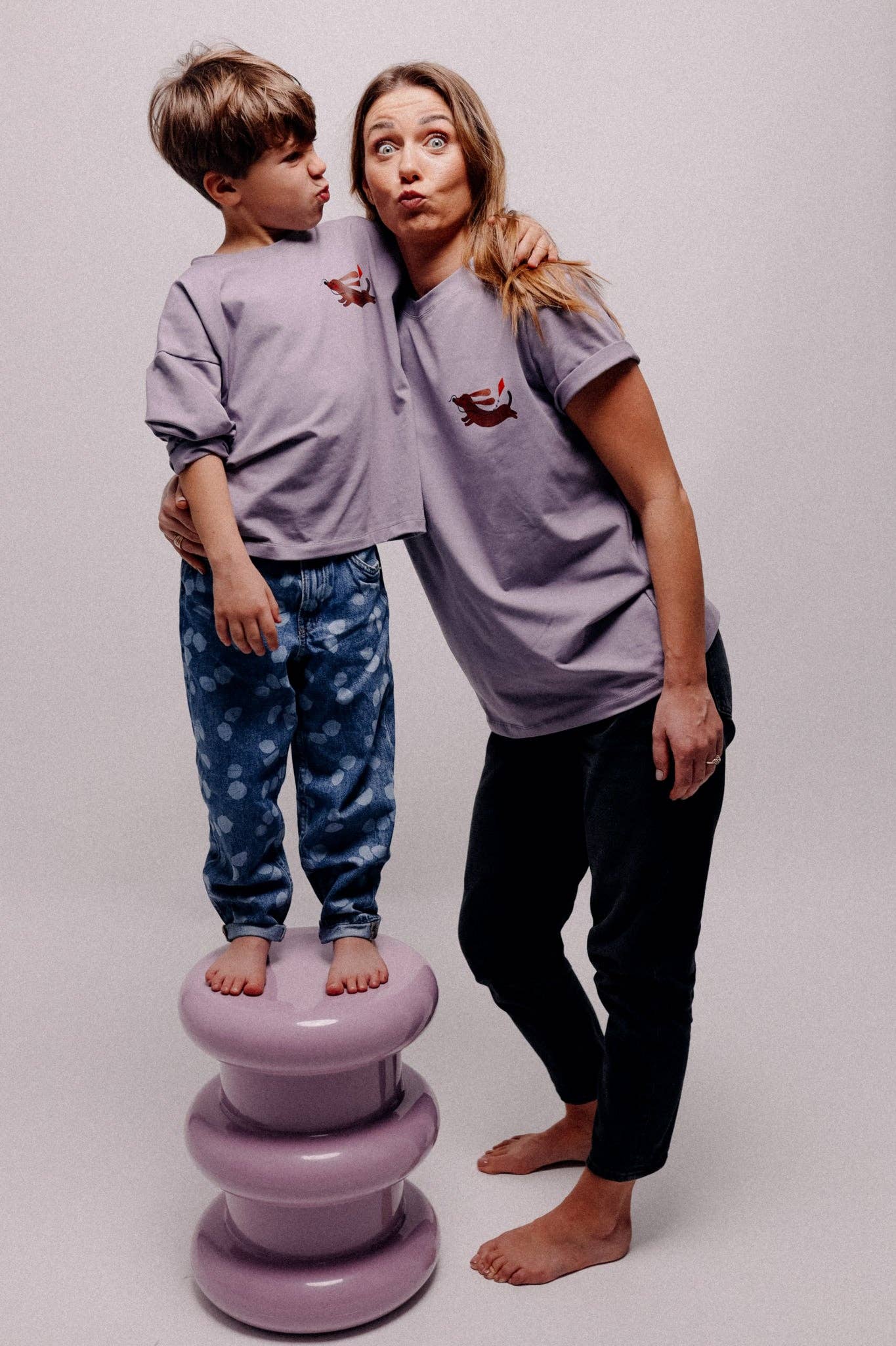 Lifestyle-Foto Dackel T-Shirt Vintage Violett – VomKaff