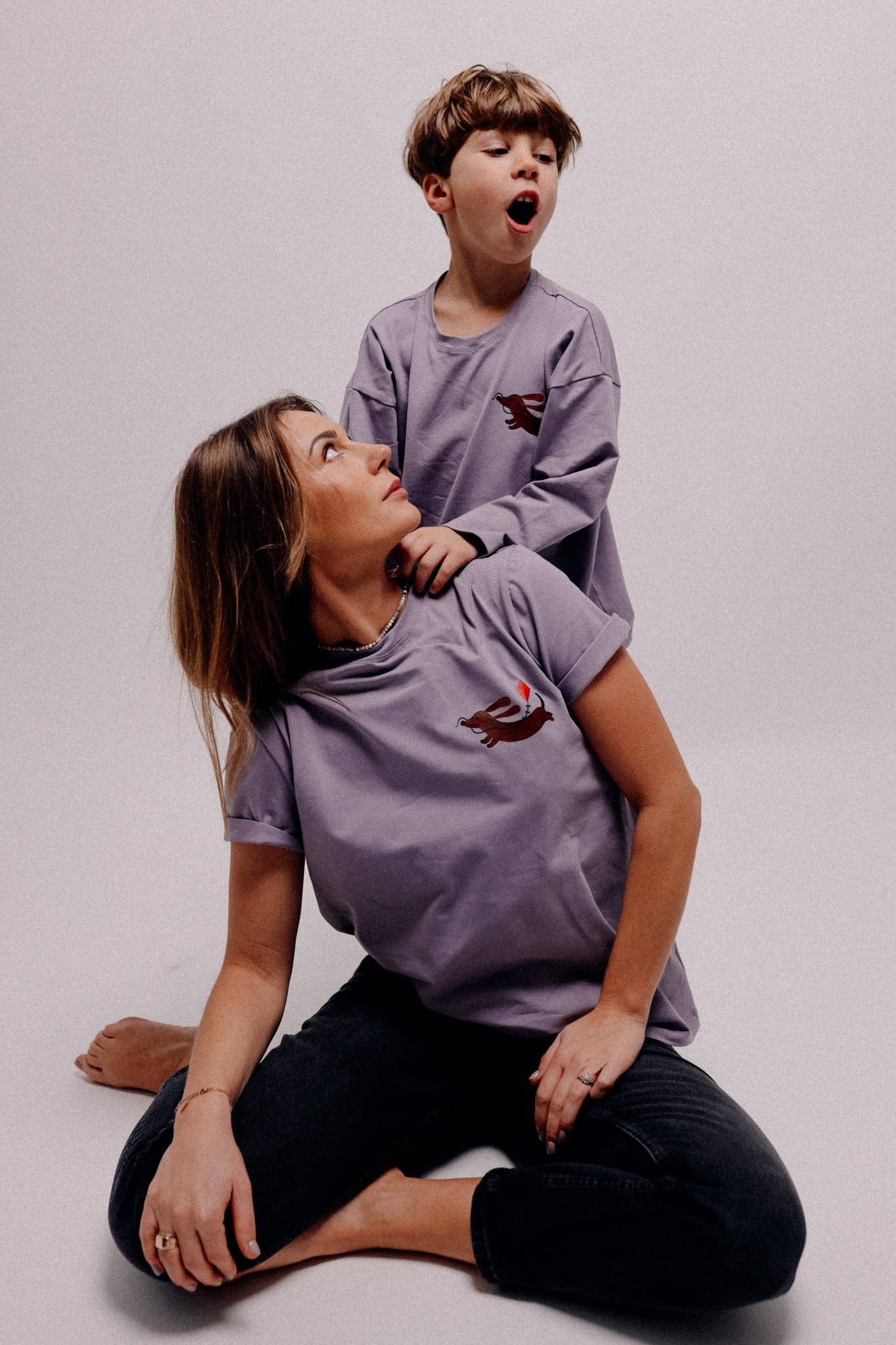 Damen T-Shirt mit Dackel-Print in Vintage Violett – VomKaff