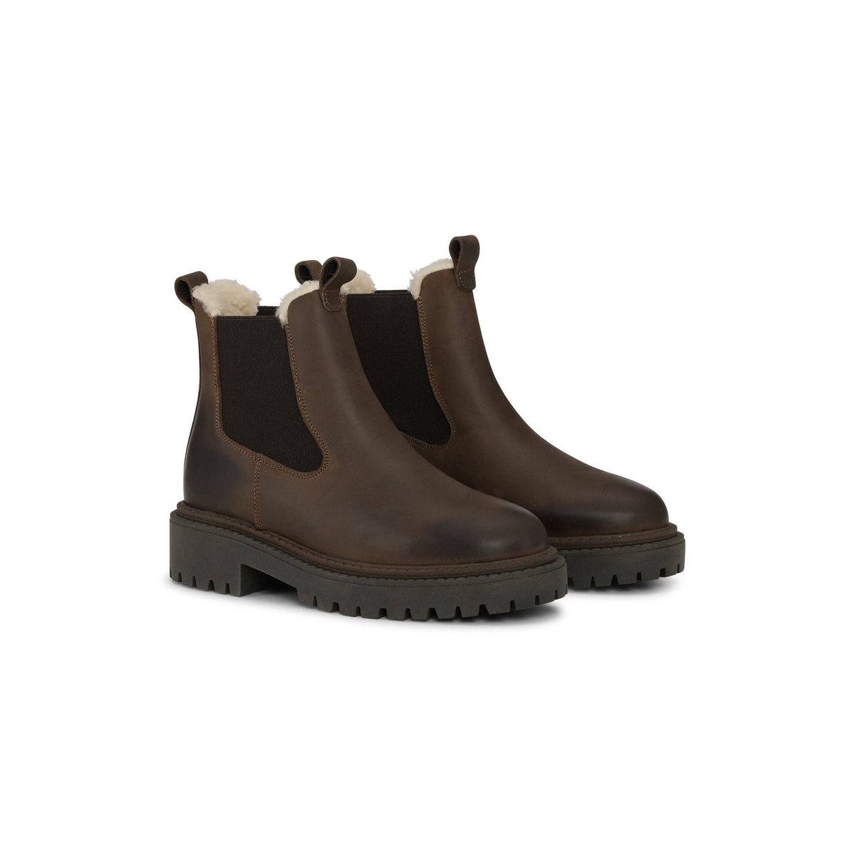 Paar dunkelbraune MODENA Chelsea Boots mit elastischen Einsätzen und kräftiger Profilsohle in schräger Vorderansicht