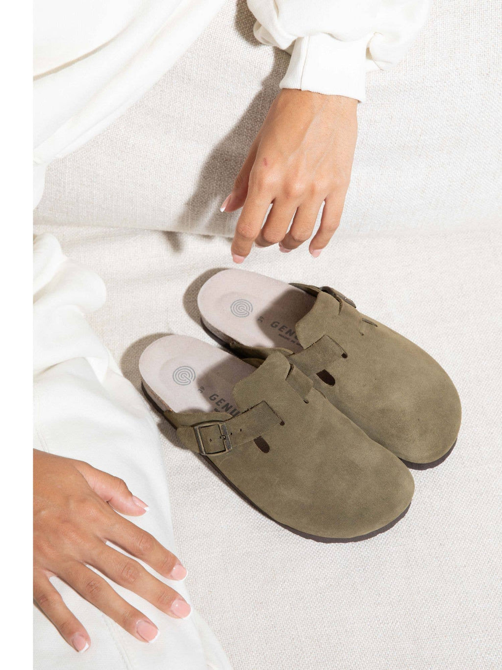 GENUINS RIVA Velour Clogs Khaki – Paaraufnahme auf Holztisch, khakifarbenes Velours, verstellbare Schnalle