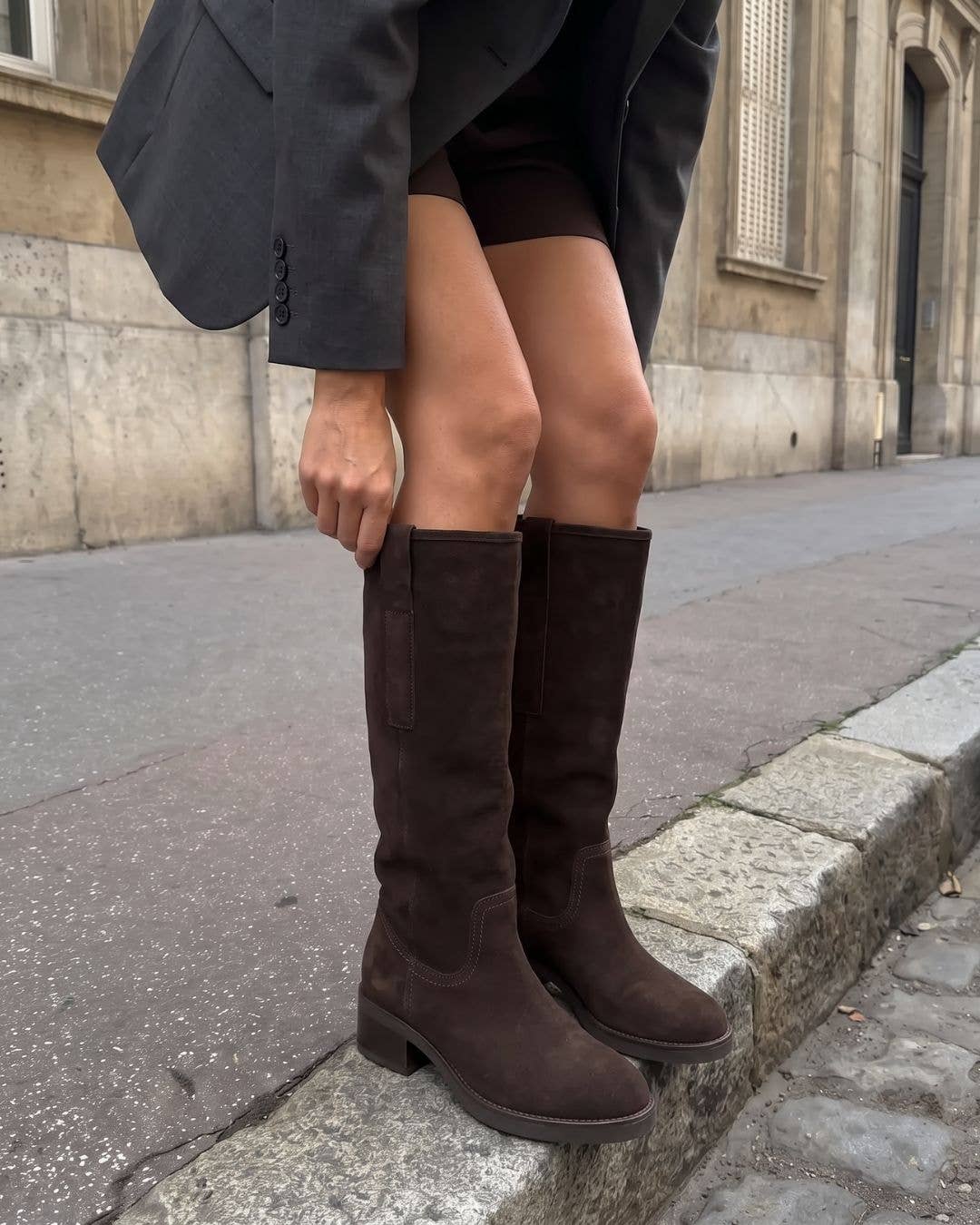 Dunkelbraune FRANCISCA Stiefel aus Veloursleder am Bein getragen, Nahaufnahme am Bordstein