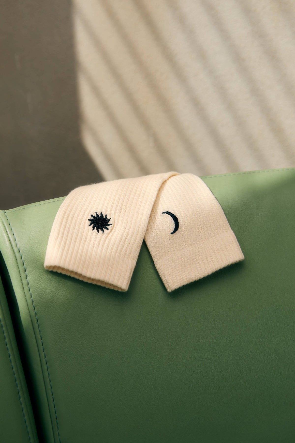 Jutelaune Sol & Luna Socken Schwarz – getragen, Lifestyle-Aufnahme – VomKaff