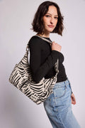 Mehrfachtaschen-Tasche Emile Tiger Ecru – Frontansicht, Tigermuster auf Ecru