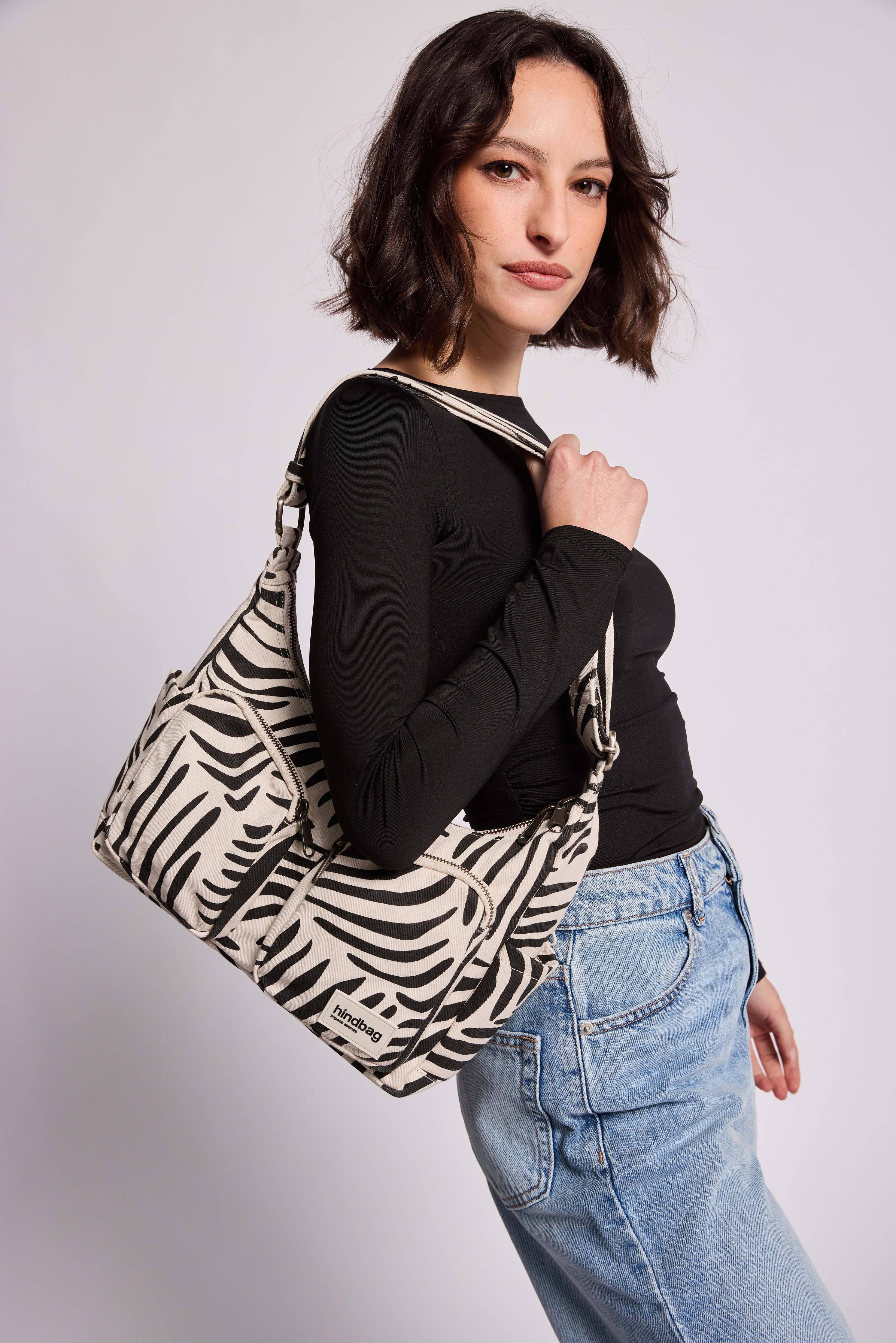Mehrfachtaschen-Tasche Emile Tiger Ecru – Frontansicht, Tigermuster auf Ecru