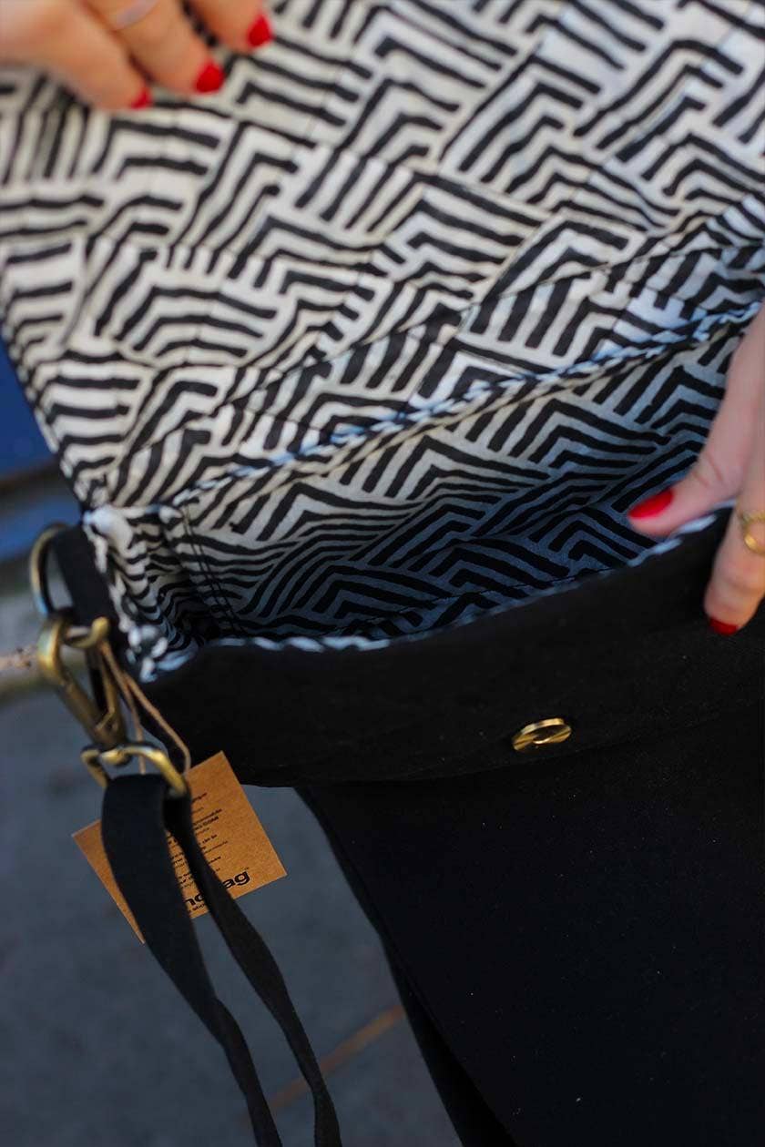 Schwarze gesteppte Margault-Tasche – Seitenansicht, schlankes Profil