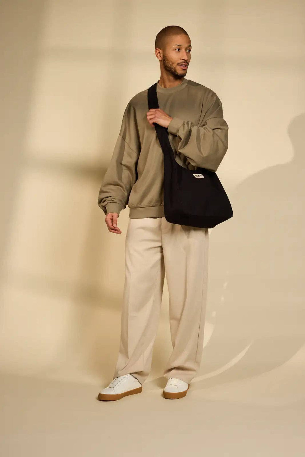 Claire Noir Hobo-Tasche – Rückenansicht mit Schulterriemen