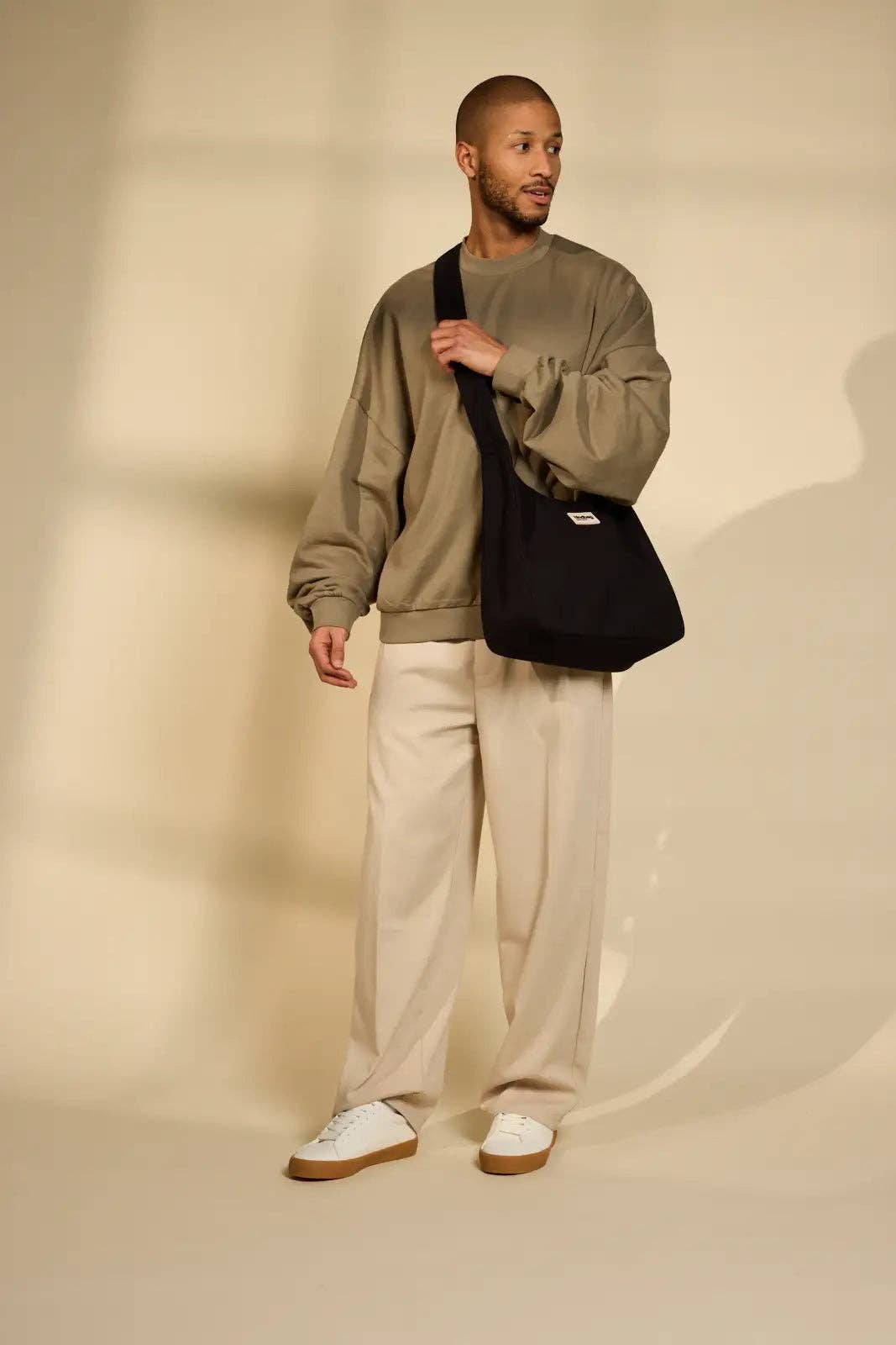 Claire Noir Hobo-Tasche – Rückenansicht mit Schulterriemen