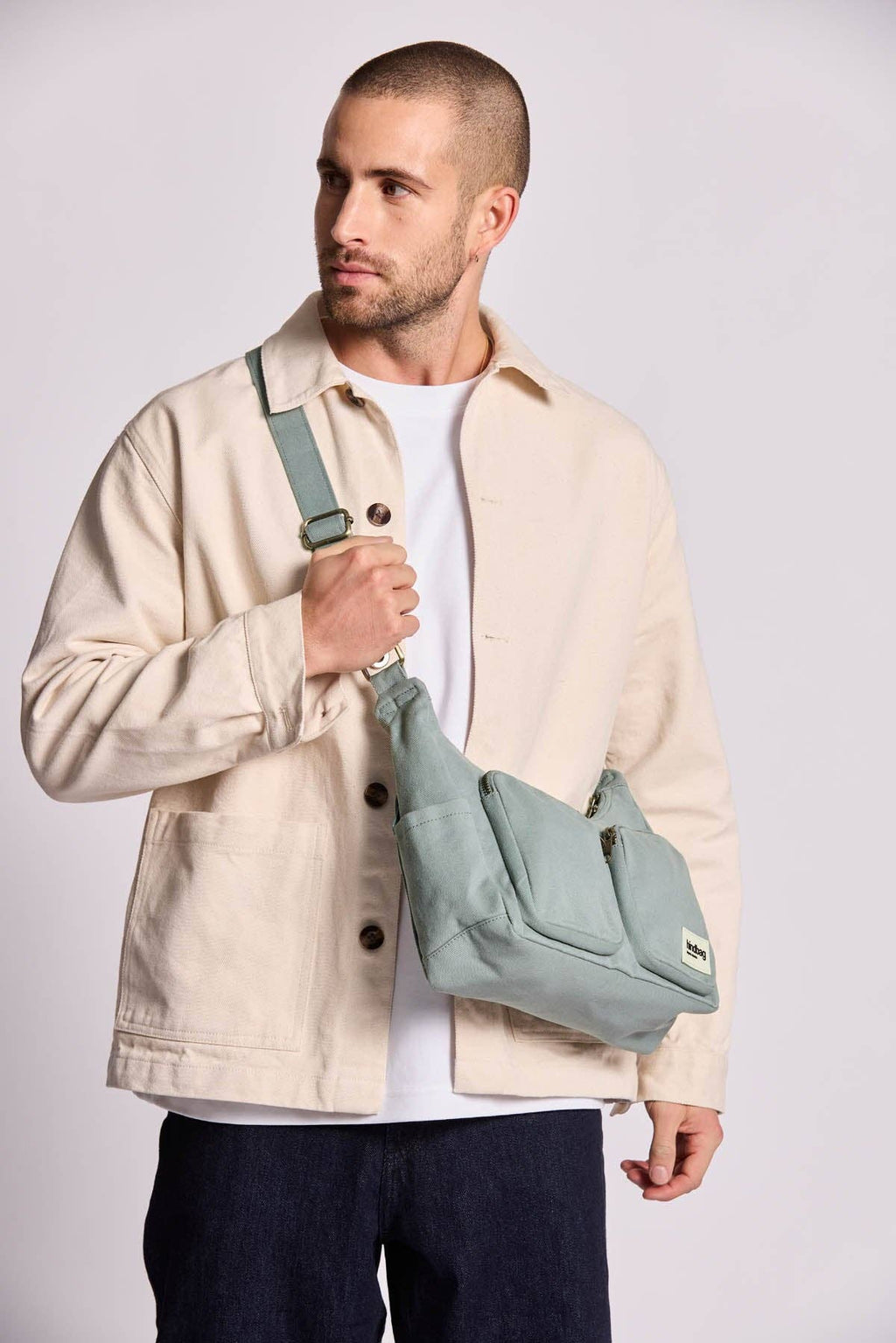 Mehrfachtaschen-Tasche Emile Salbei – Seitenansicht, kompakte Form