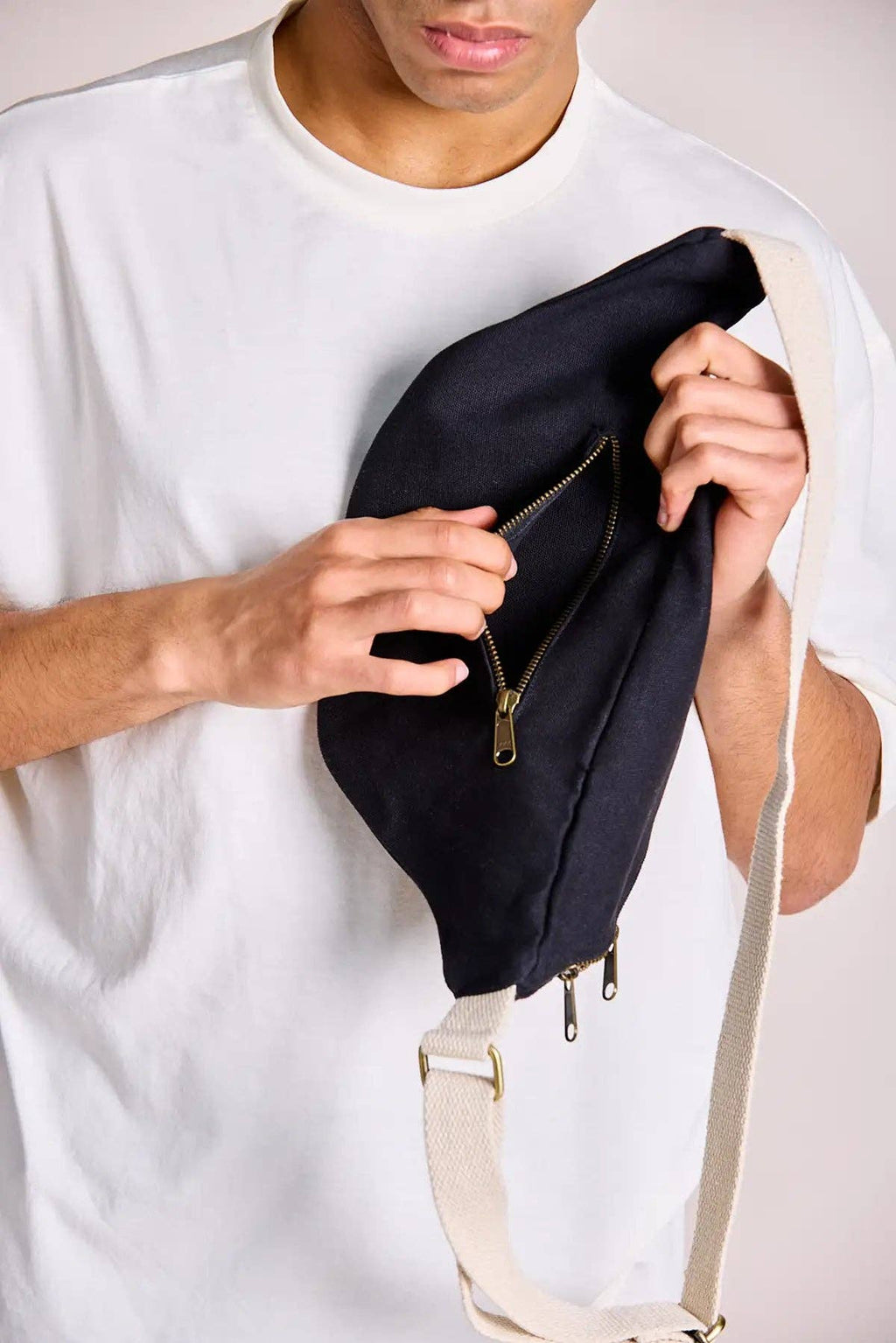 Sofia Gürteltasche Schwarz – Innenansicht, praktisches Fach