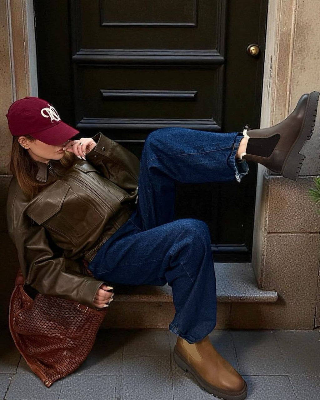 MODENA Chelsea Boots in zwei Brauntönen, getragen zu weiter dunkelblauer Jeans und brauner Lederjacke