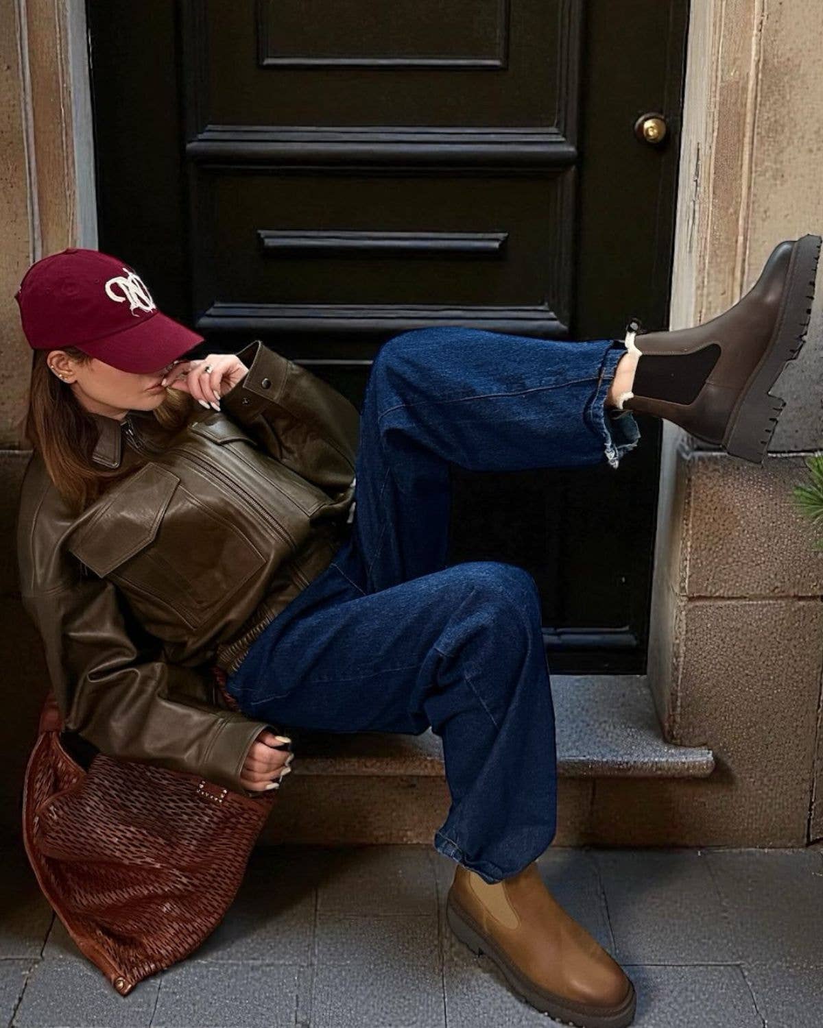 MODENA Chelsea Boots in zwei Brauntönen, getragen zu weiter dunkelblauer Jeans und brauner Lederjacke