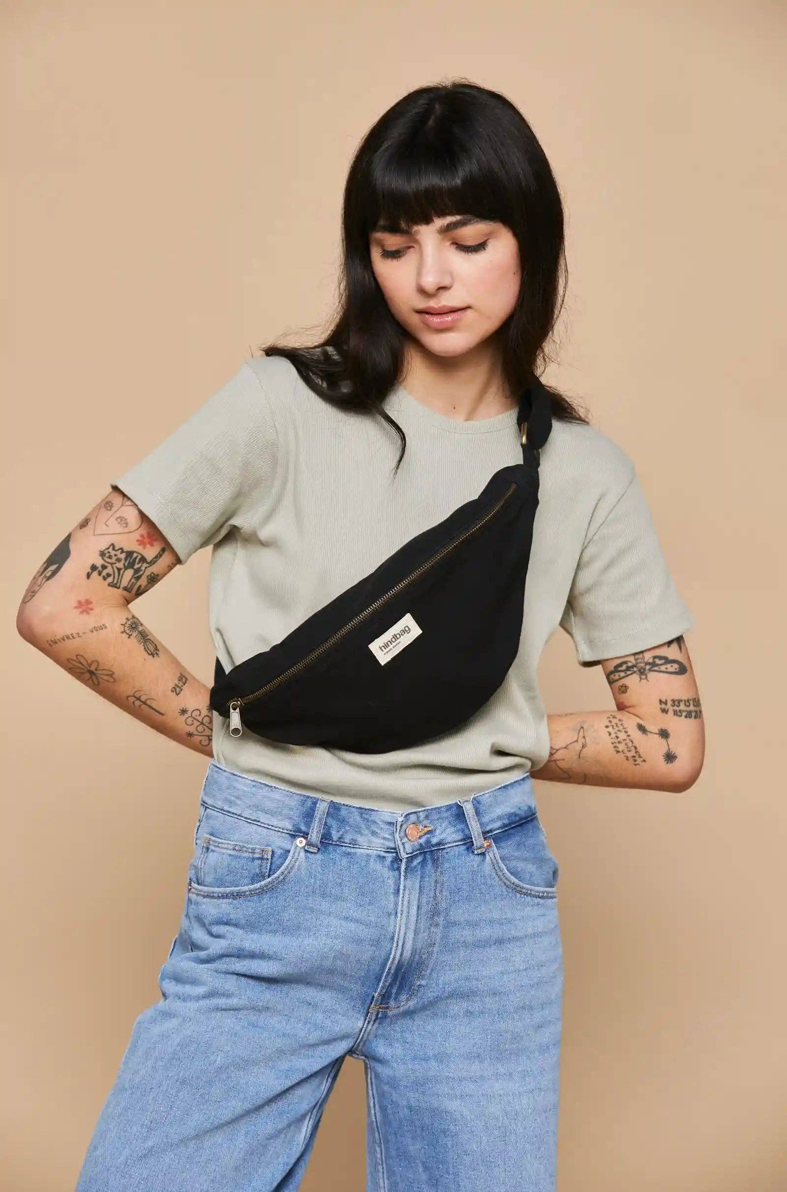 Schwarze Gürteltasche Sasha – Frontansicht, elegantes Schwarz