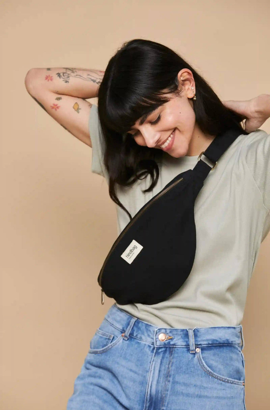 Schwarze Gürteltasche Sasha – Seitenansicht, kompakte Form