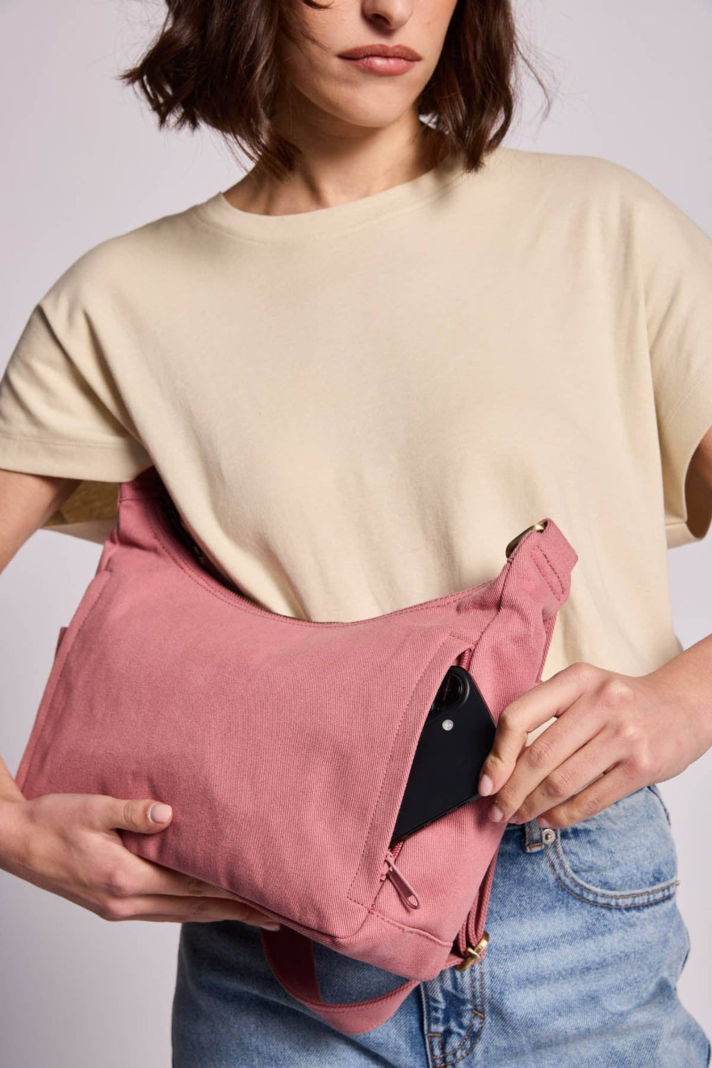 Mehrfachtasche Emile Rose Blush – Detailansicht Taschen und Reißverschlüsse