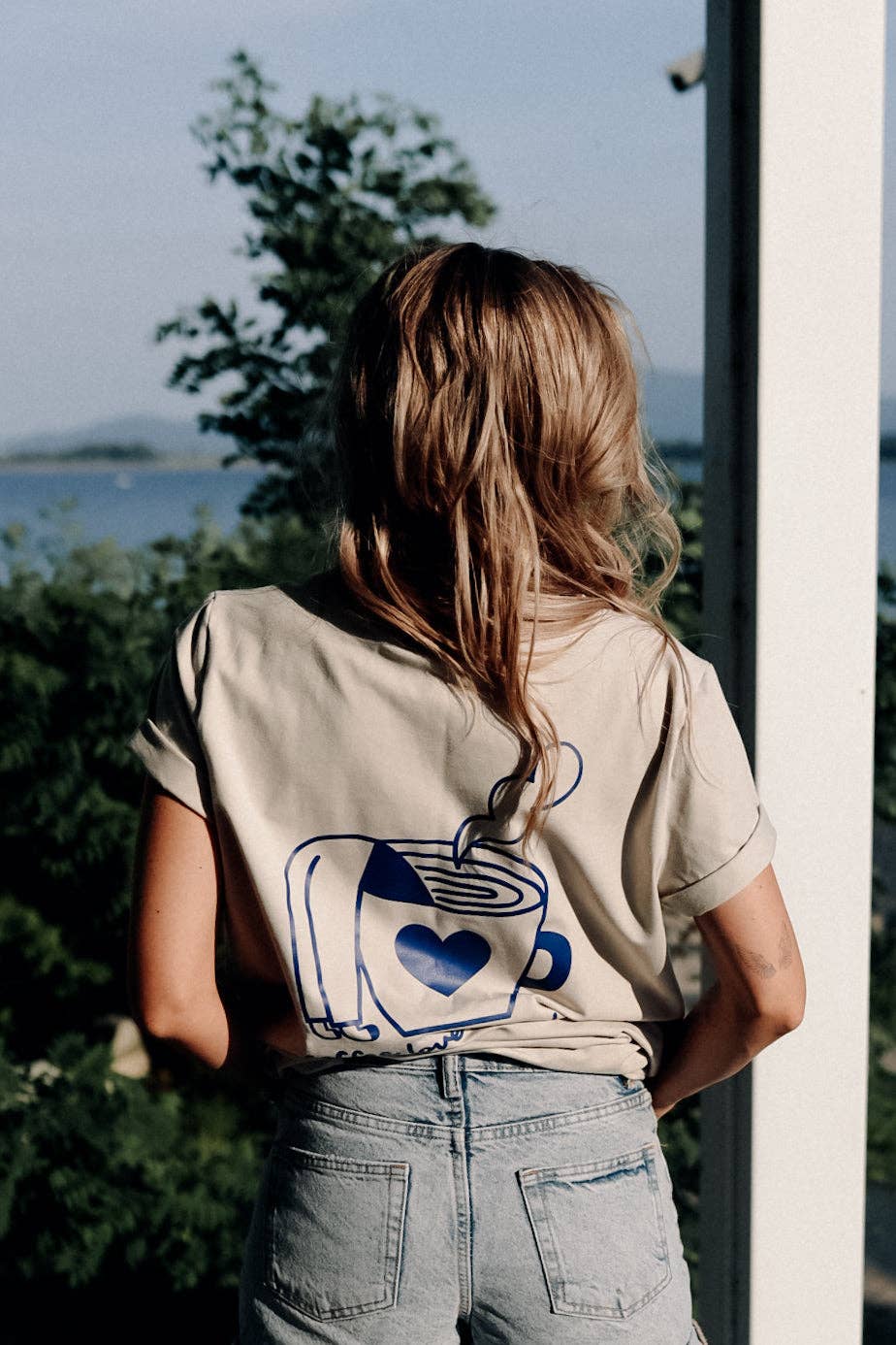 Coffee Lover T-Shirt creme – Lifestyle-Ansicht, Handarbeit, Oeko-Tex zertifiziert