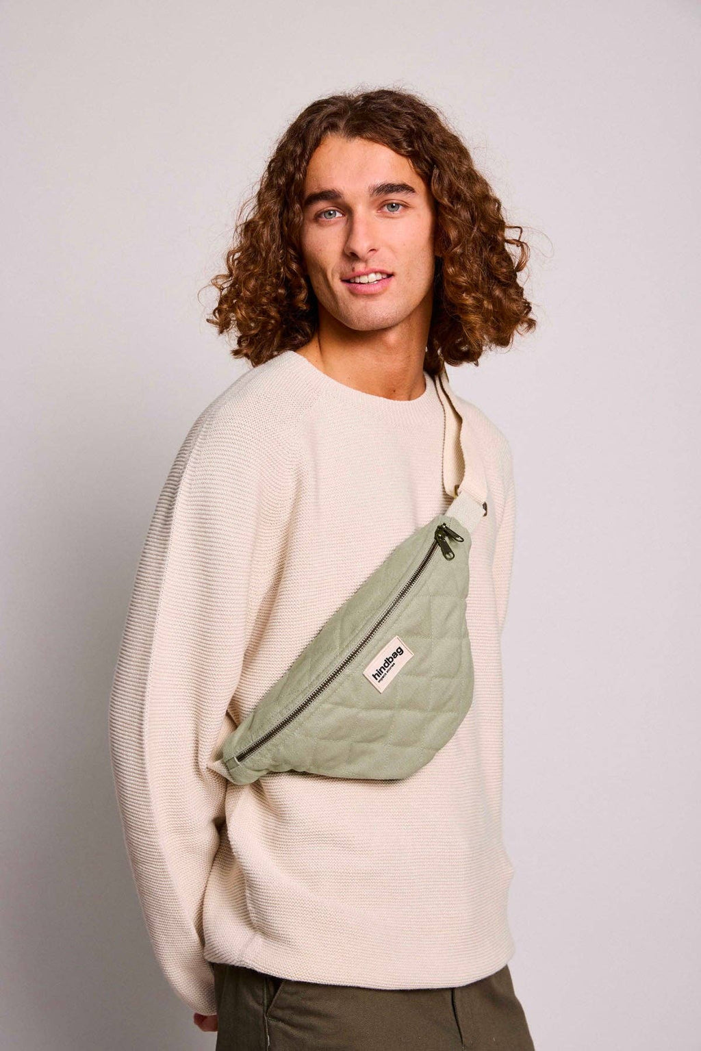 Gesteppte Gürteltasche Olivia Tonerdegrün – Frontansicht, kompaktes Design
