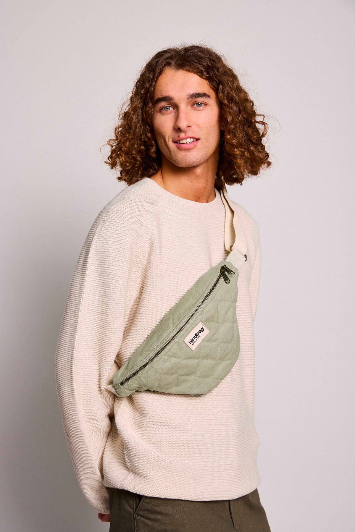 Gesteppte Gürteltasche Olivia Tonerdegrün – Frontansicht, kompaktes Design