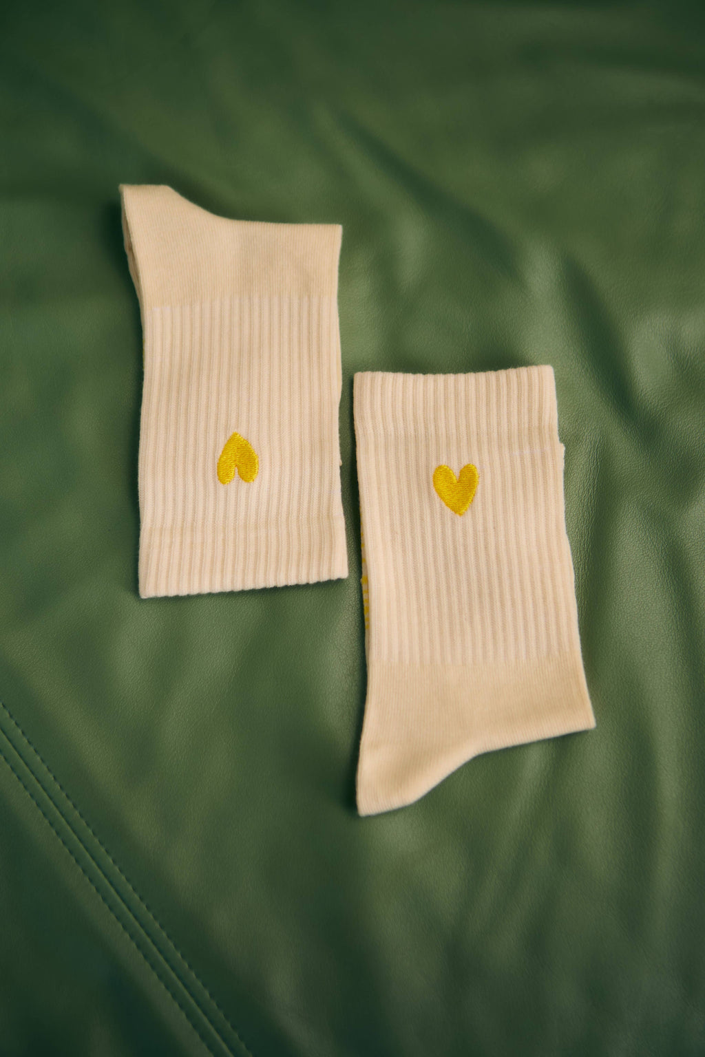 Gelbe Herzsocken
