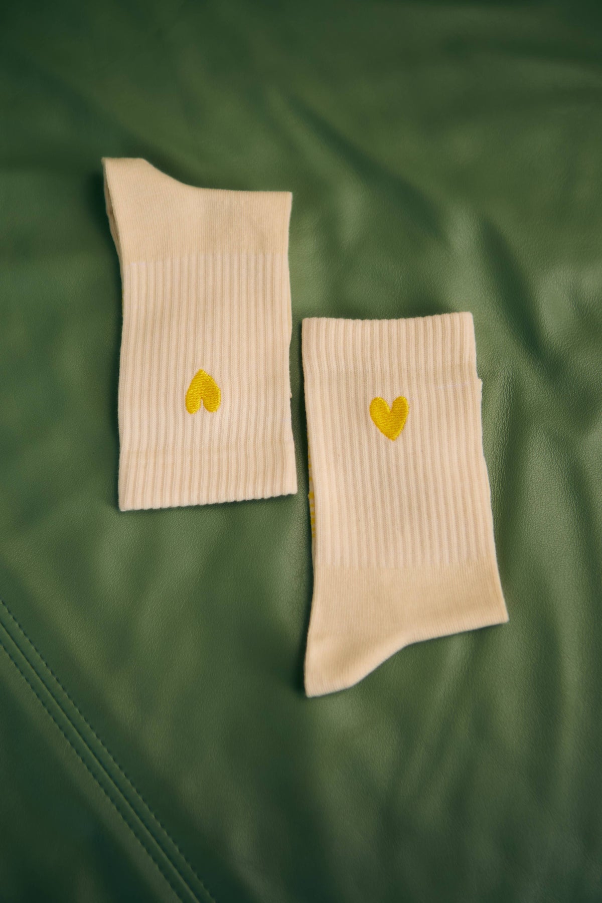 Gelbe Herzsocken