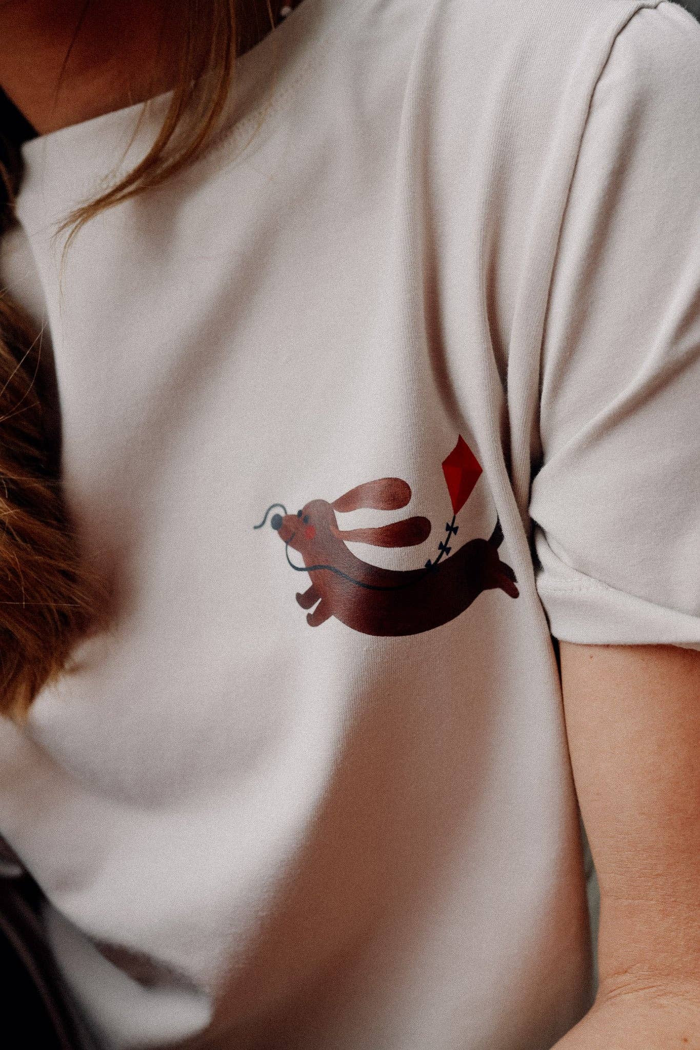 Detailansicht Dackel-Print T-Shirt Creme – VomKaff
