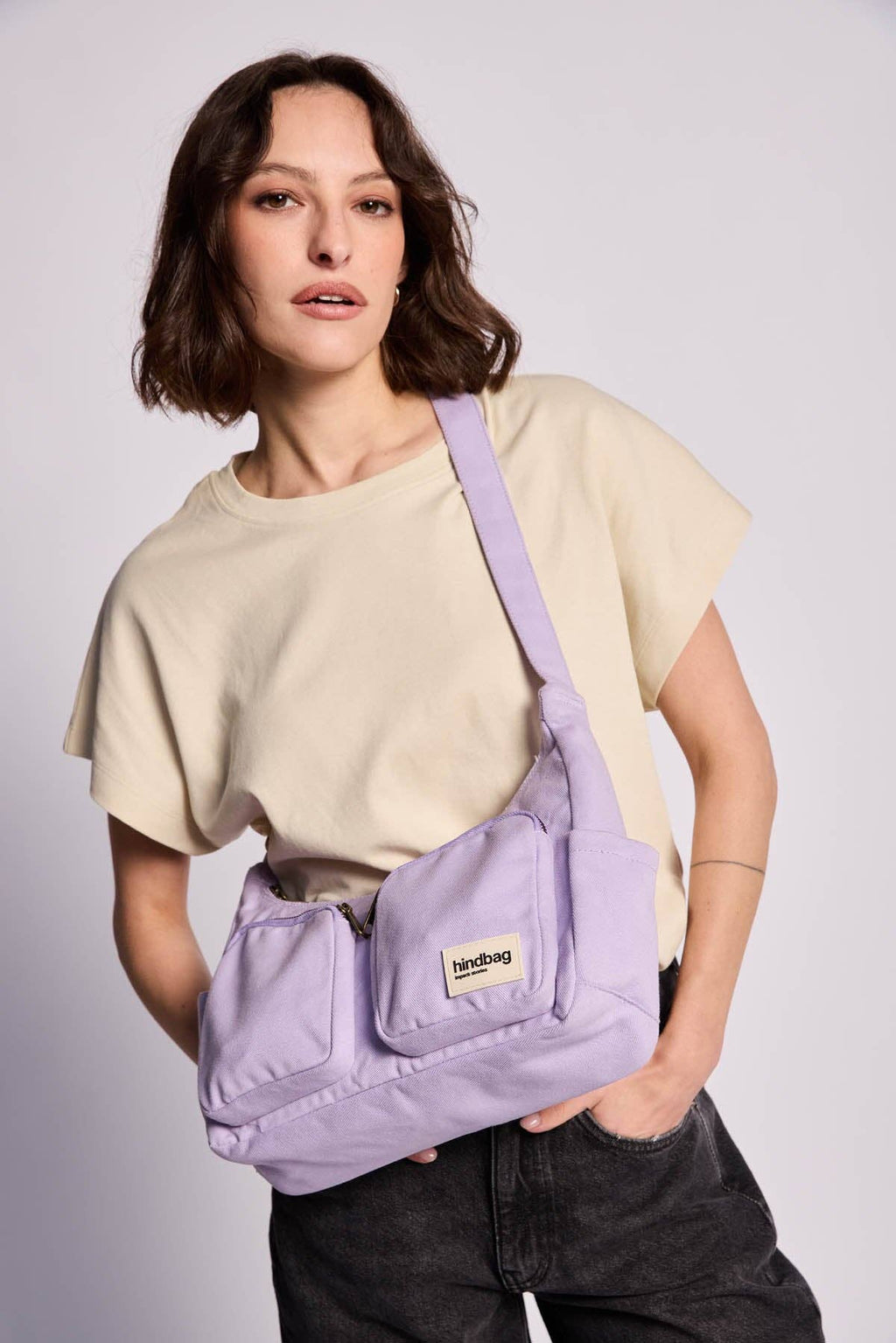 Emile Lilas Mehrfachtasche – Seitenansicht, kompakte Form
