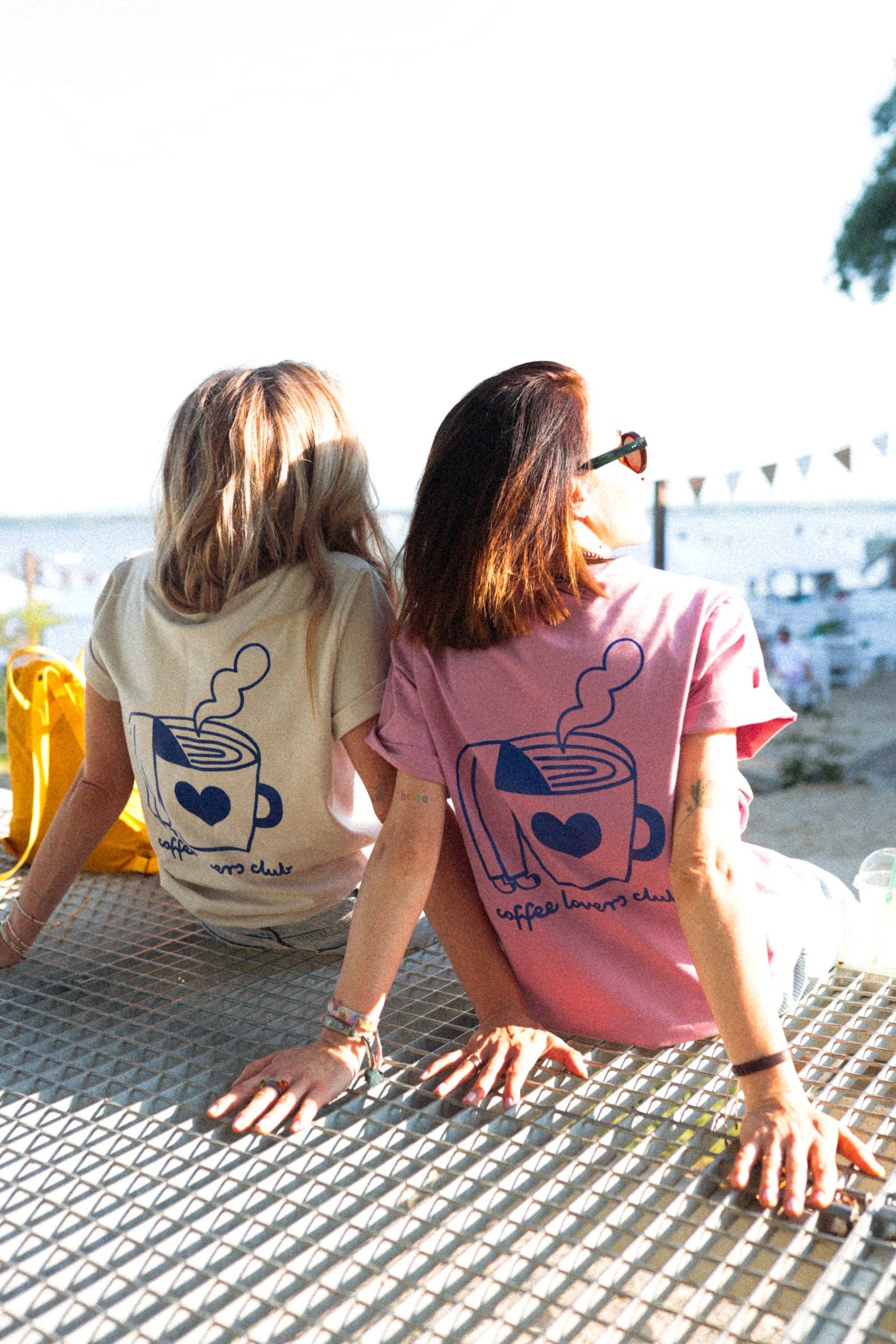 Coffee Lover T-Shirt altrosa – Seitenansicht, klassischer Schnitt, ganzjährig tragbar