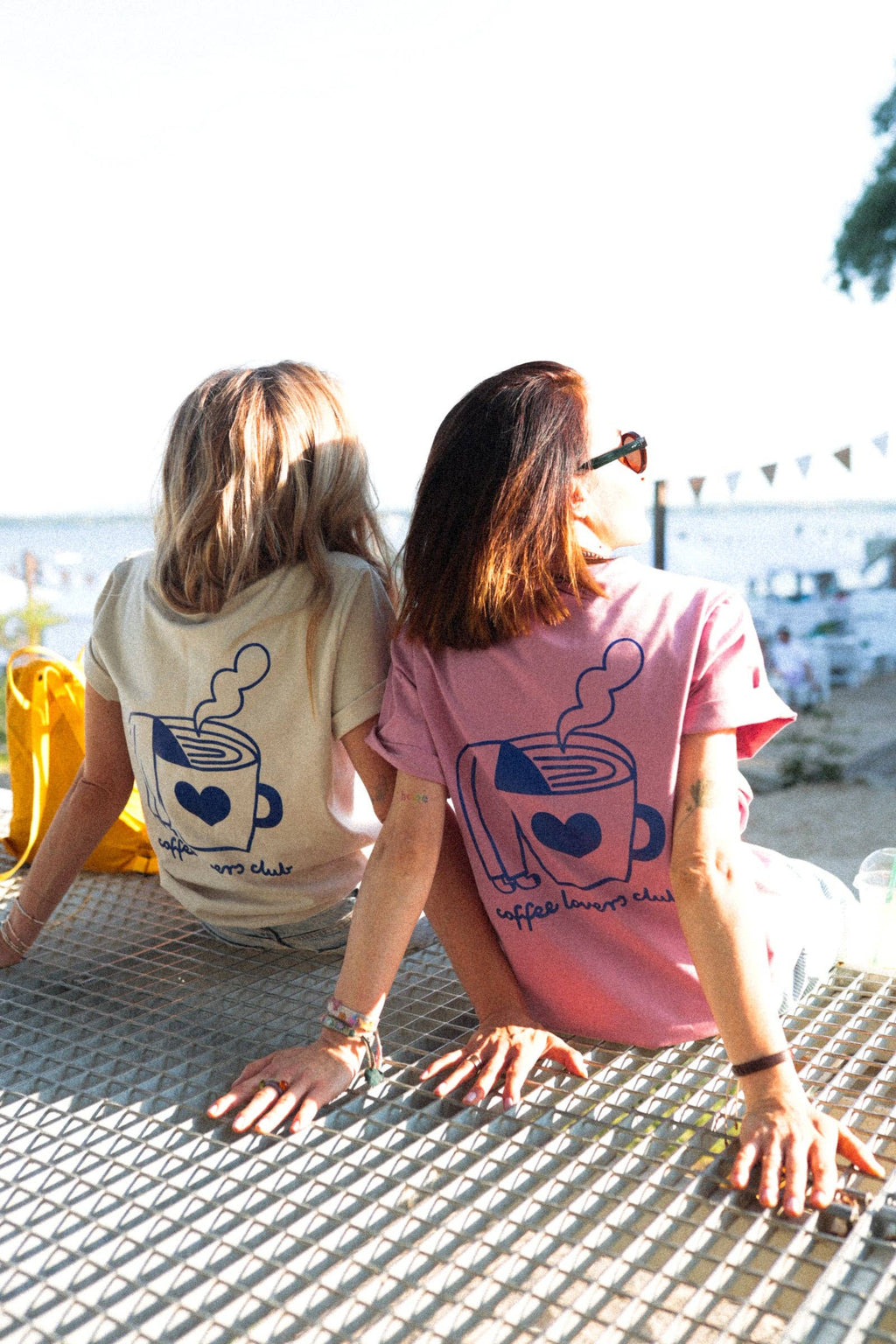 Big Coffee Lover T-Shirt creme – Seitenansicht, ganzjährig tragbar, weicher Jersey