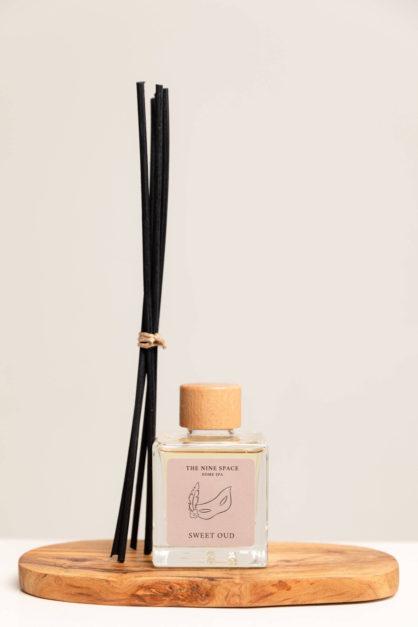 Sweet Oud Raumduft – Frontansicht, elegante Flasche