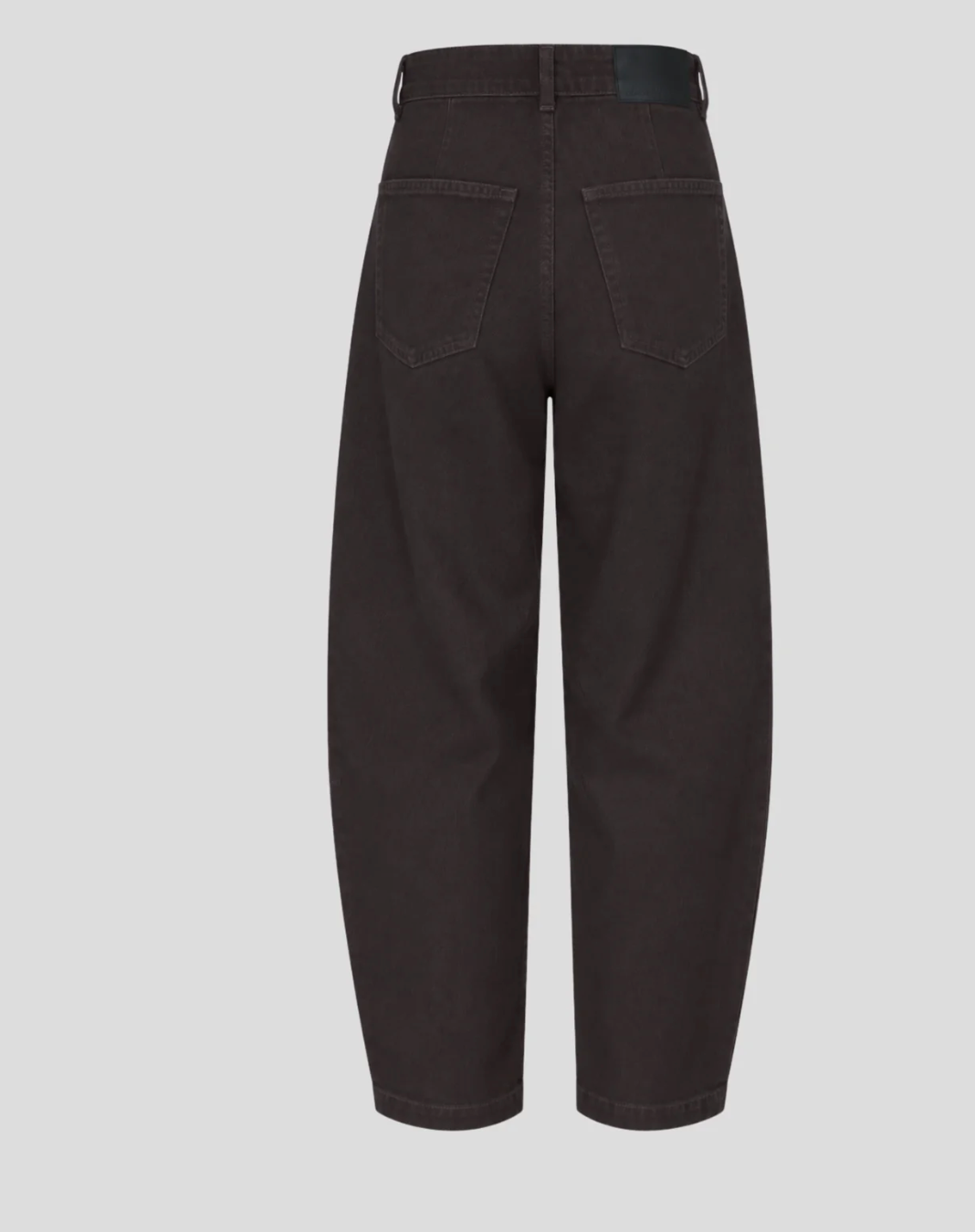 clarahimmel O-Shape Jeans Chocolate – Rückansicht, O-Shape-Silhouette, Bio-Denim