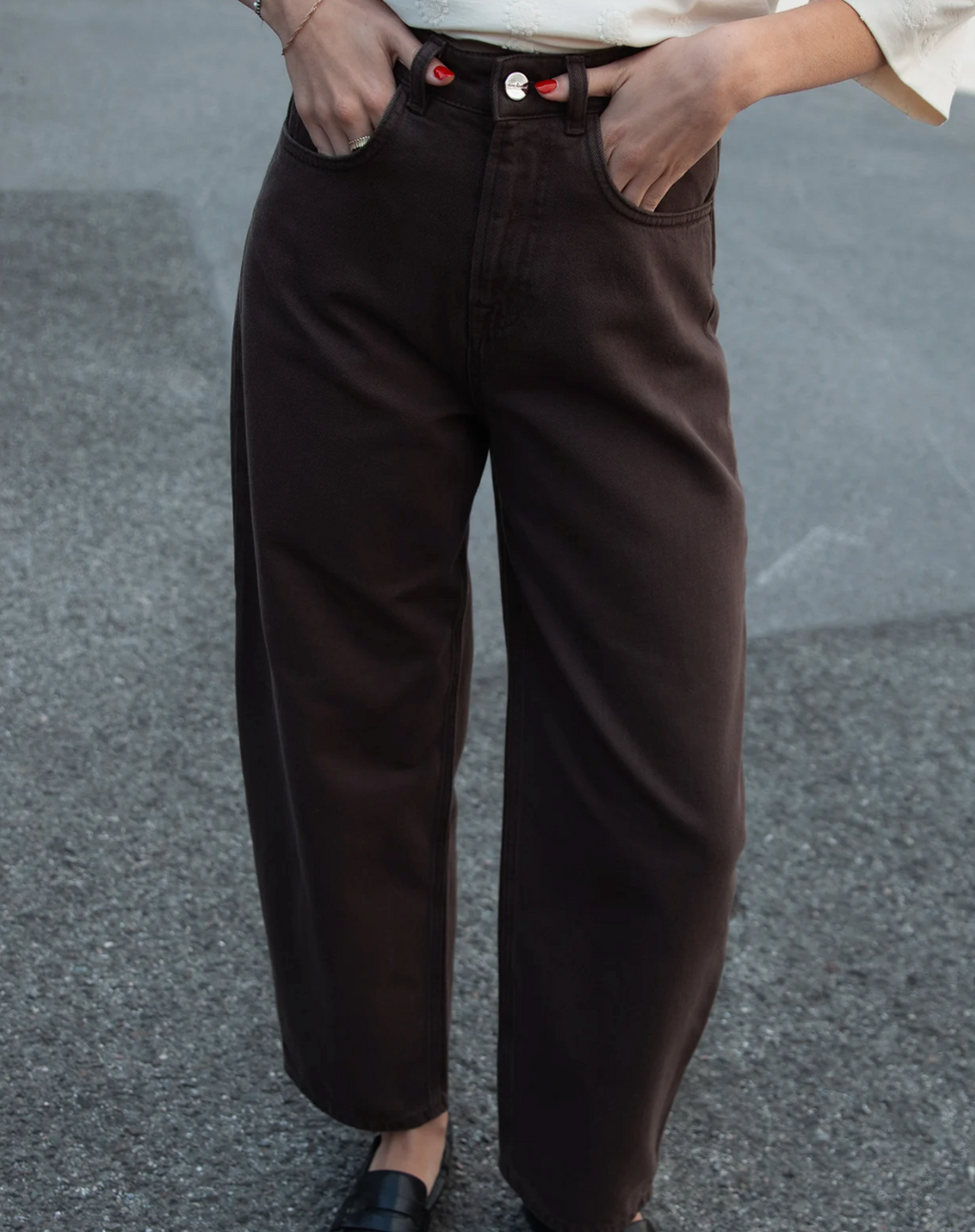 clarahimmel O-Shape Jeans Chocolate getragen – lässige Passform, Chocolate-Denim, Alltagslook