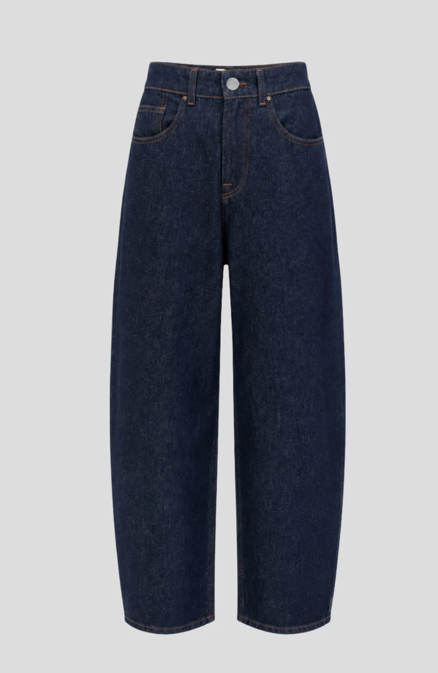 Clara Himmel Barrel Jeans Dark Blue – Vorderansicht mit gebogenem Bein und Eingrifftaschen