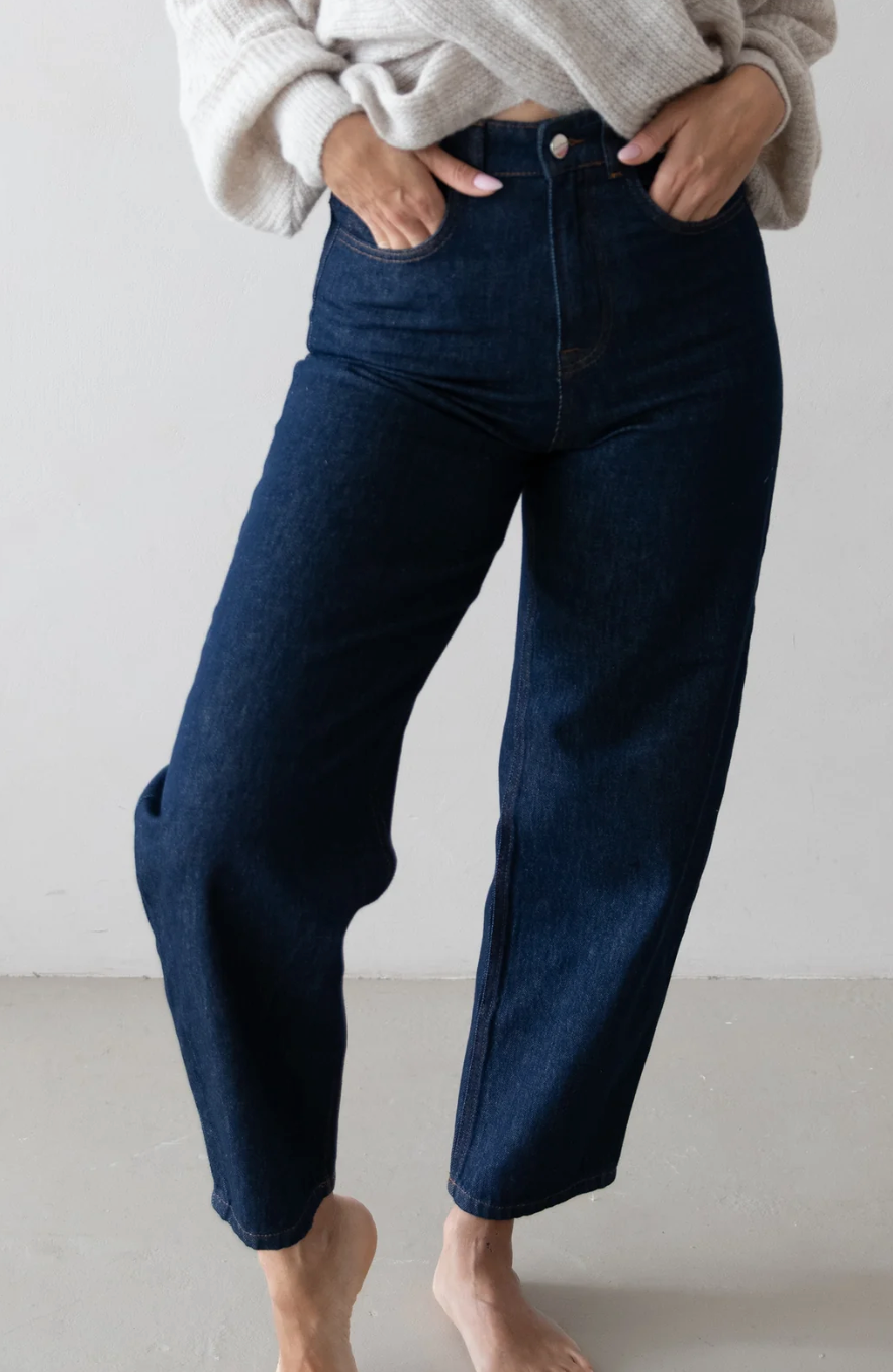 Getragene dunkelblaue Barrel Jeans von Clara Himmel – Vorderansicht mit locker gebogenem Bein