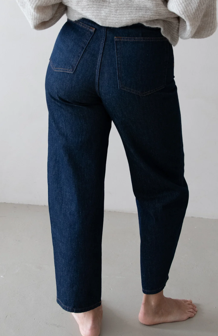 Getragene Barrel Jeans Dark Blue von Clara Himmel – Rückansicht mit Gesäßtaschen

