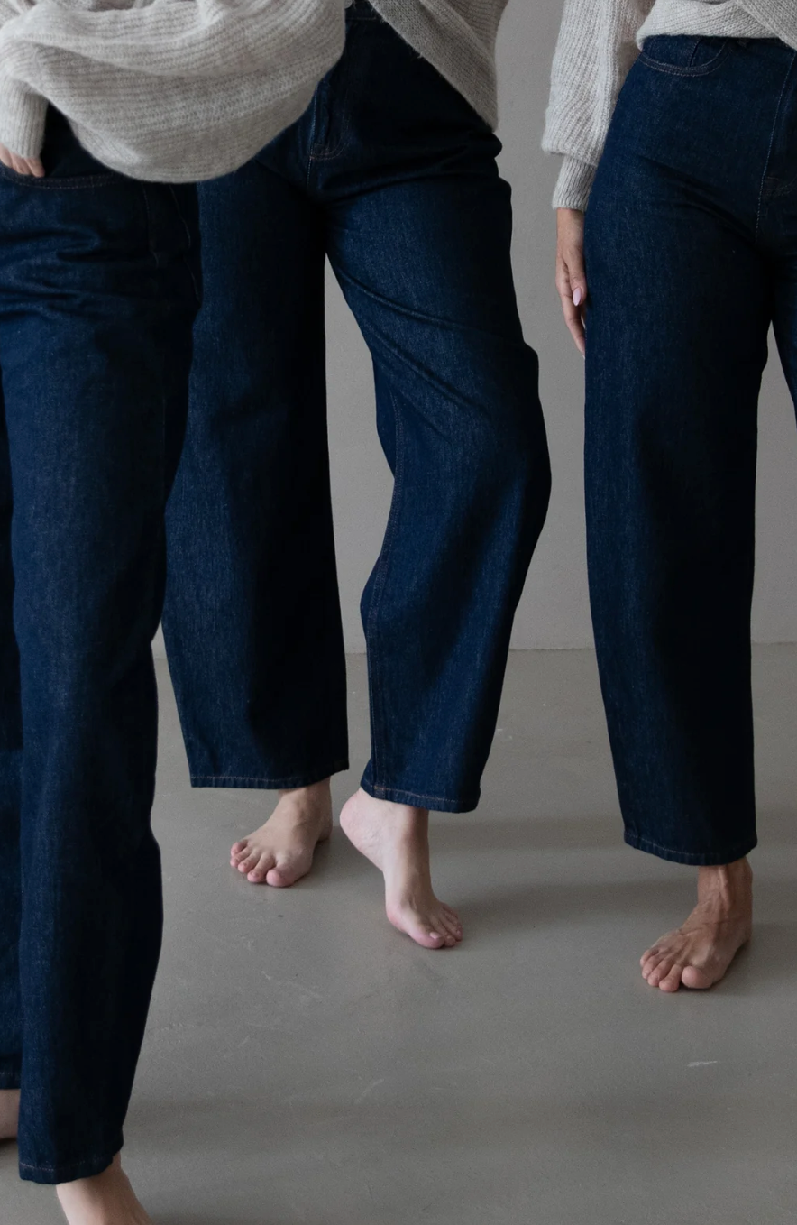 Clara Himmel Barrel Jeans Dark Blue – Collage mit getragenen Vorder- und Seitenansichten