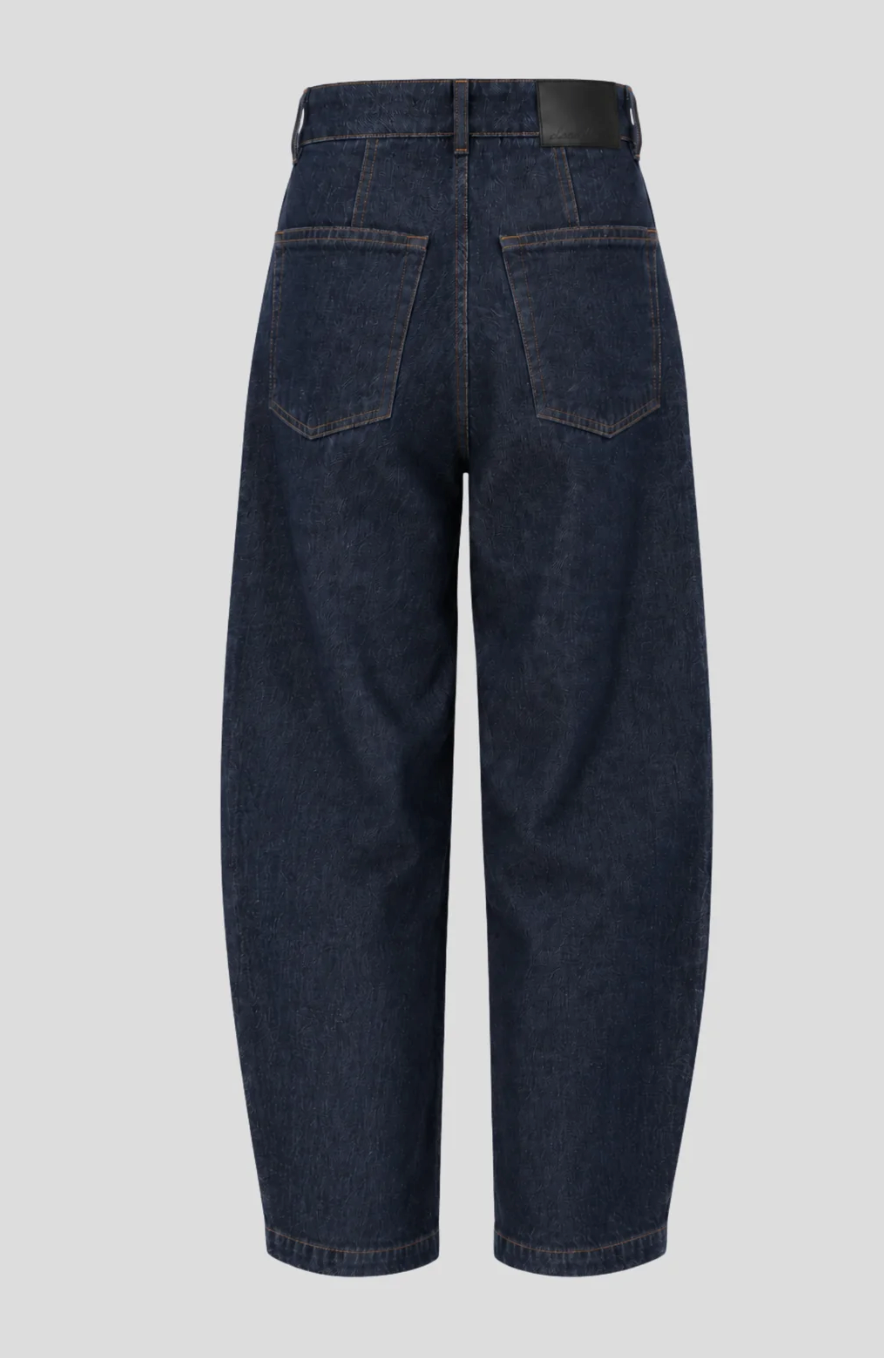 Dunkelblaue Barrel Jeans von Clara Himmel – Rückansicht mit zwei Gesäßtaschen und dunklem Logo-Patch
