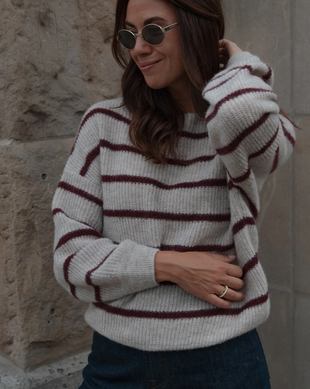 Nahaufnahme des gestreiften Alpaka-Mix-Pullovers in Ecru/Burgundy mit sichtbarer Strickstruktur und gerippten Bündchen