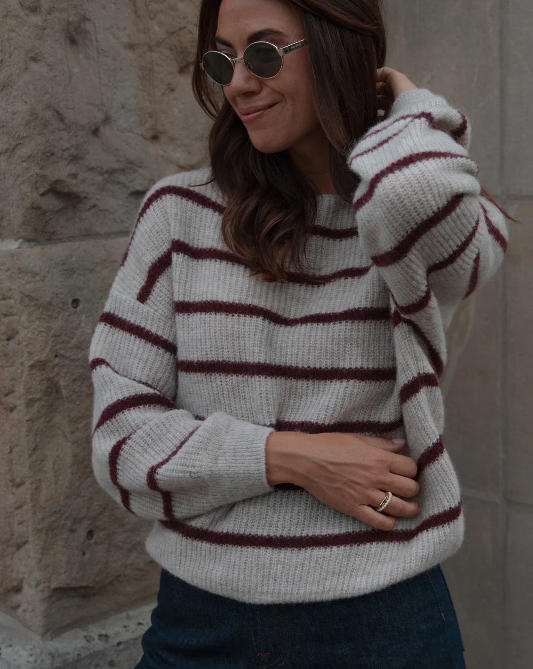 Nahaufnahme des gestreiften Alpaka-Mix-Pullovers in Ecru/Burgundy mit sichtbarer Strickstruktur und gerippten Bündchen
