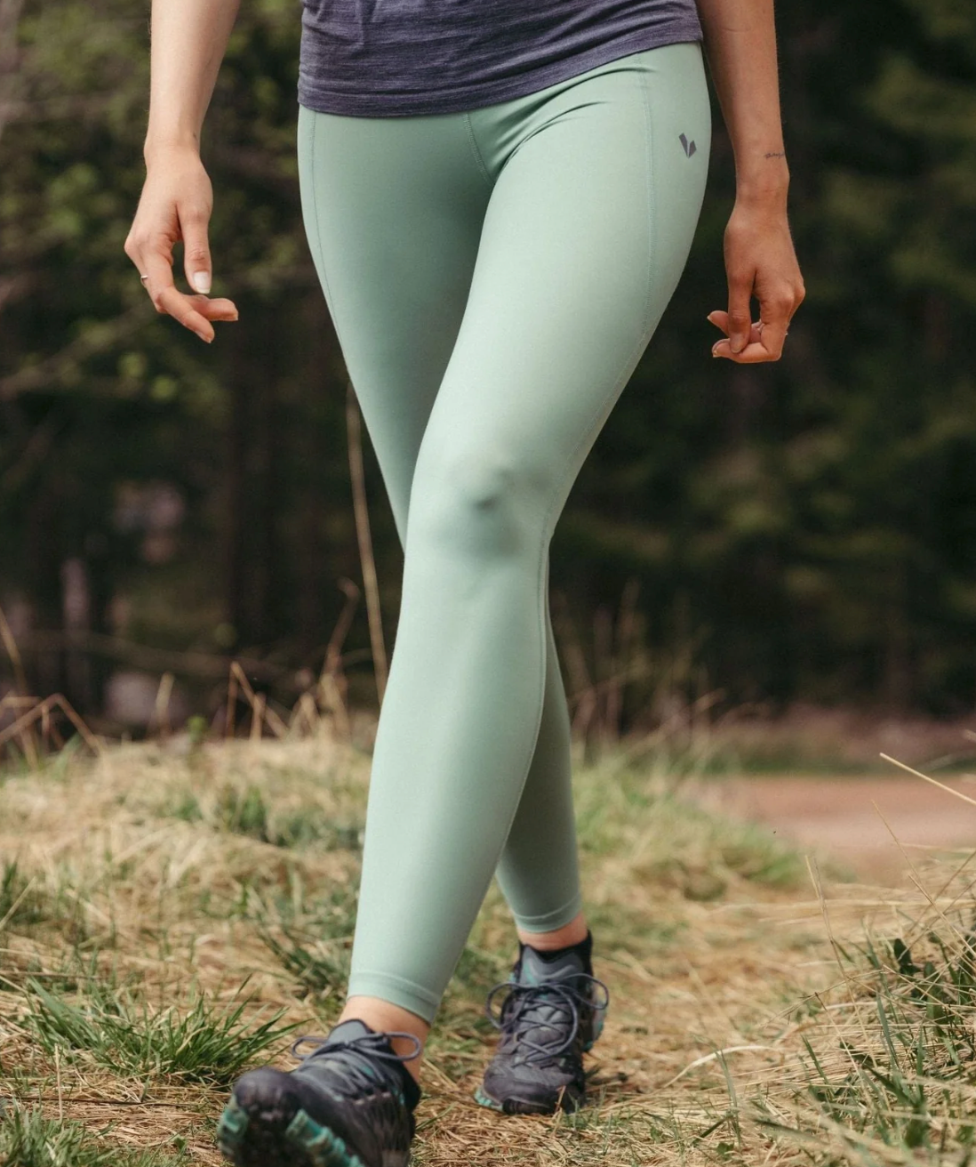 Essential Hike Damen Leggings – Trageansicht, Outdoor-Look