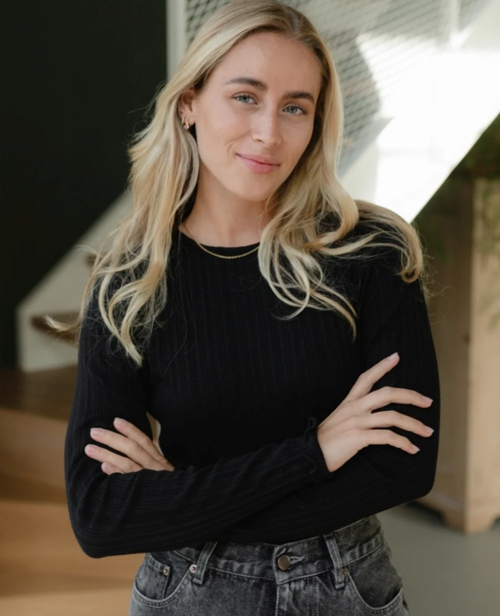 Model trägt das schwarze Langarmshirt Maja mit körpernahem Schnitt