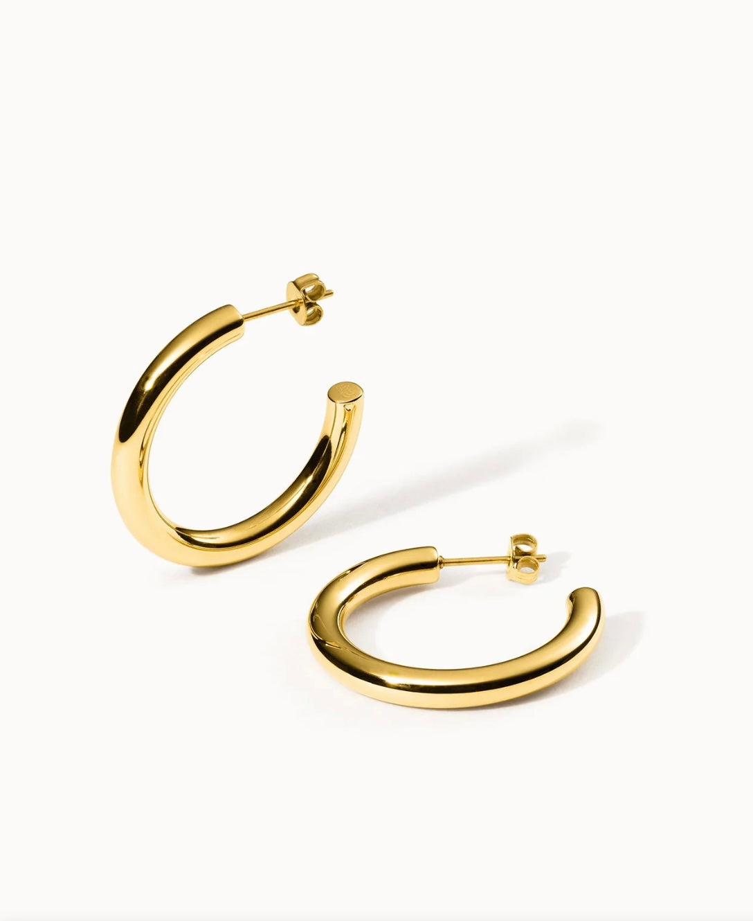 Kumu O Creolen gold, 14K vergoldeter Edelstahl, 30mm Durchmesser, Frontansicht